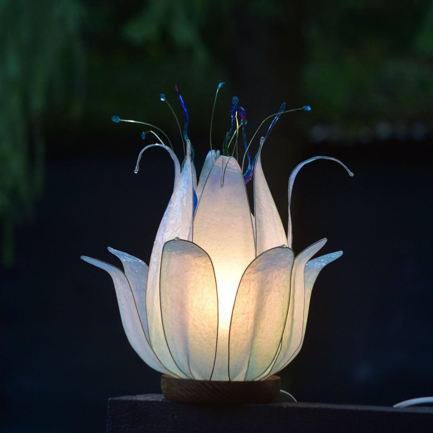 Lampada da tavolo a forma di fiore di loto azzurro e bianco