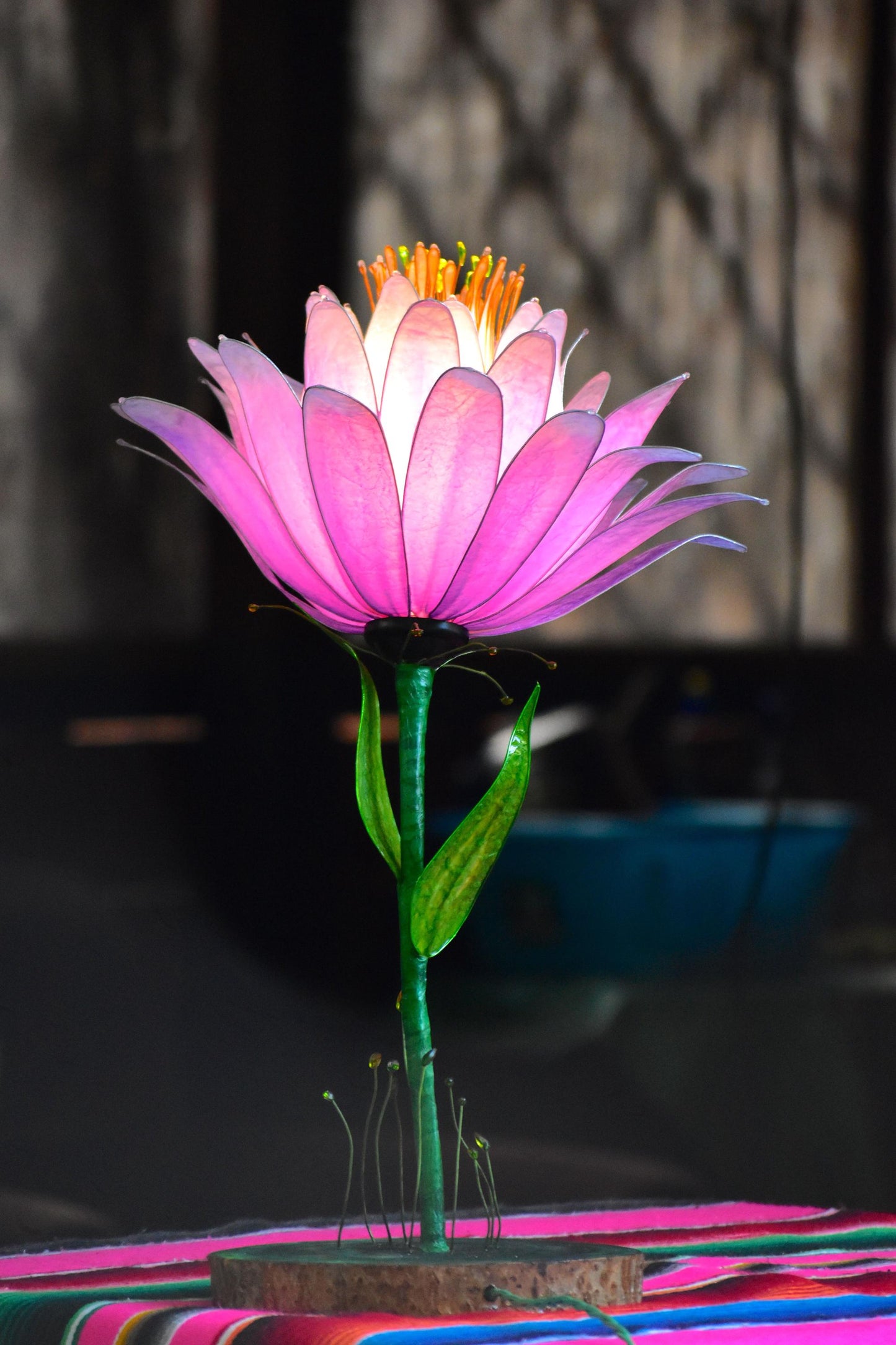 lampada da tavolo rosa decorativa fatta e dipinta a mano in resina