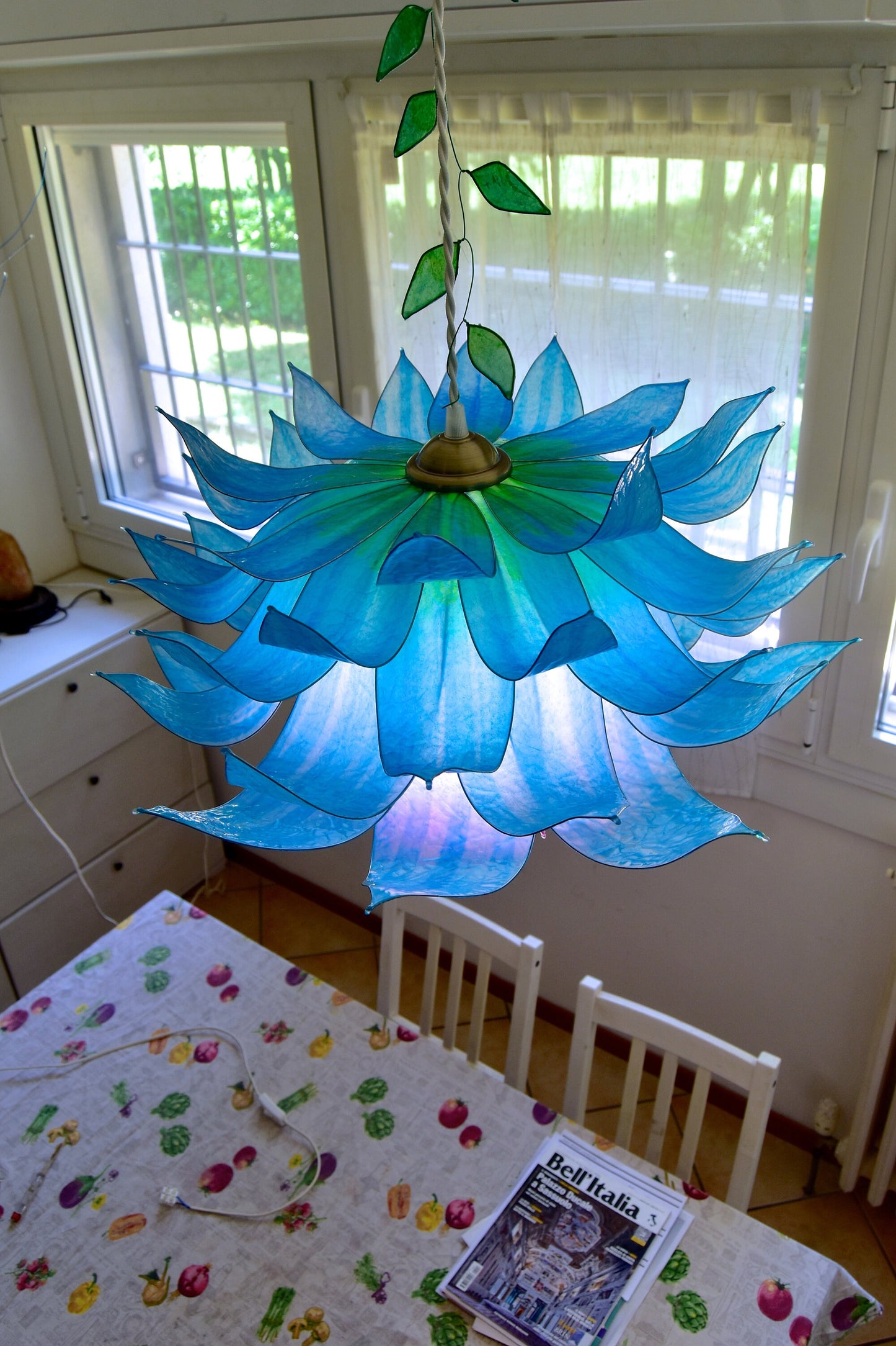 lampada a sospensione: fiore blu e rosa in resina pezzo unico fatto e dipinto a mano