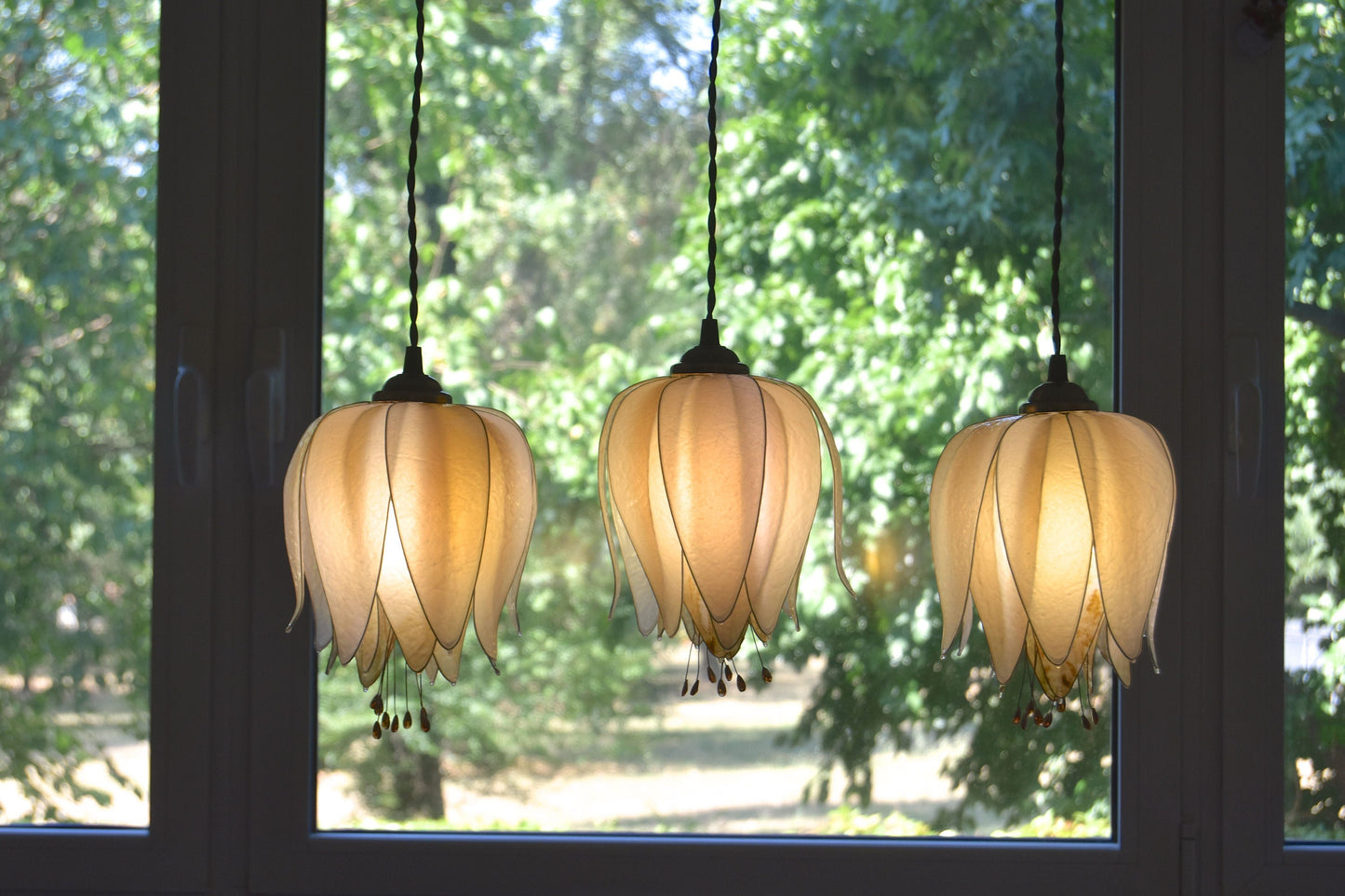 lampada a sospensione 3 luci forma di fiori in resina: ambiente romantico floreale