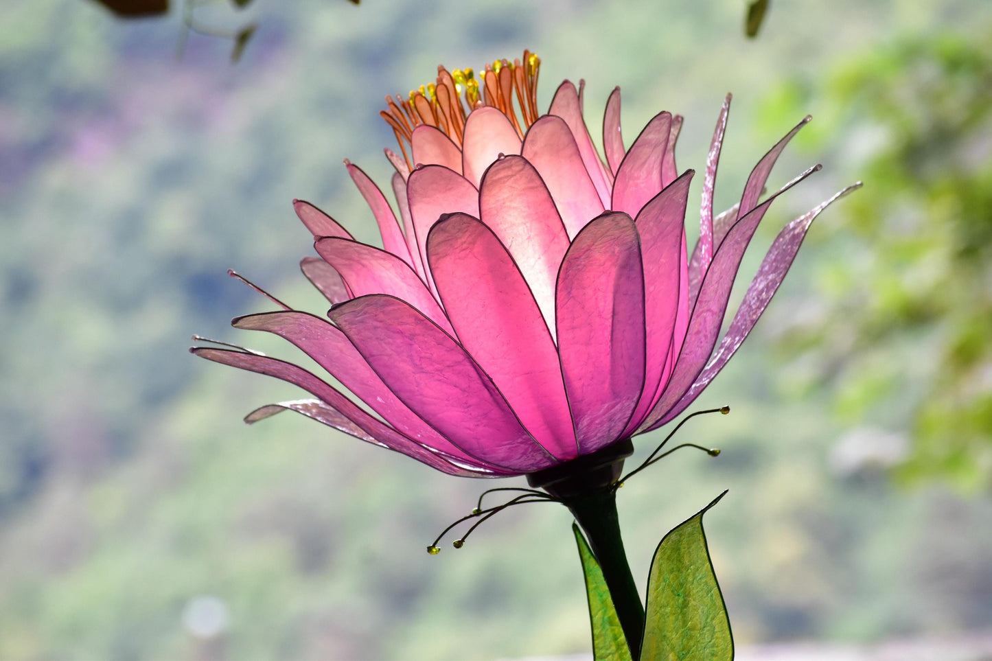 lampada da tavolo rosa decorativa fatta e dipinta a mano in resina