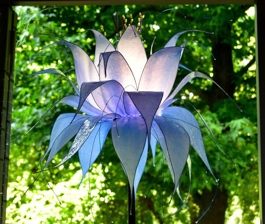 lampada stelo con paralume fiore azzurro e bianco in resina fatto e dipinto a mano