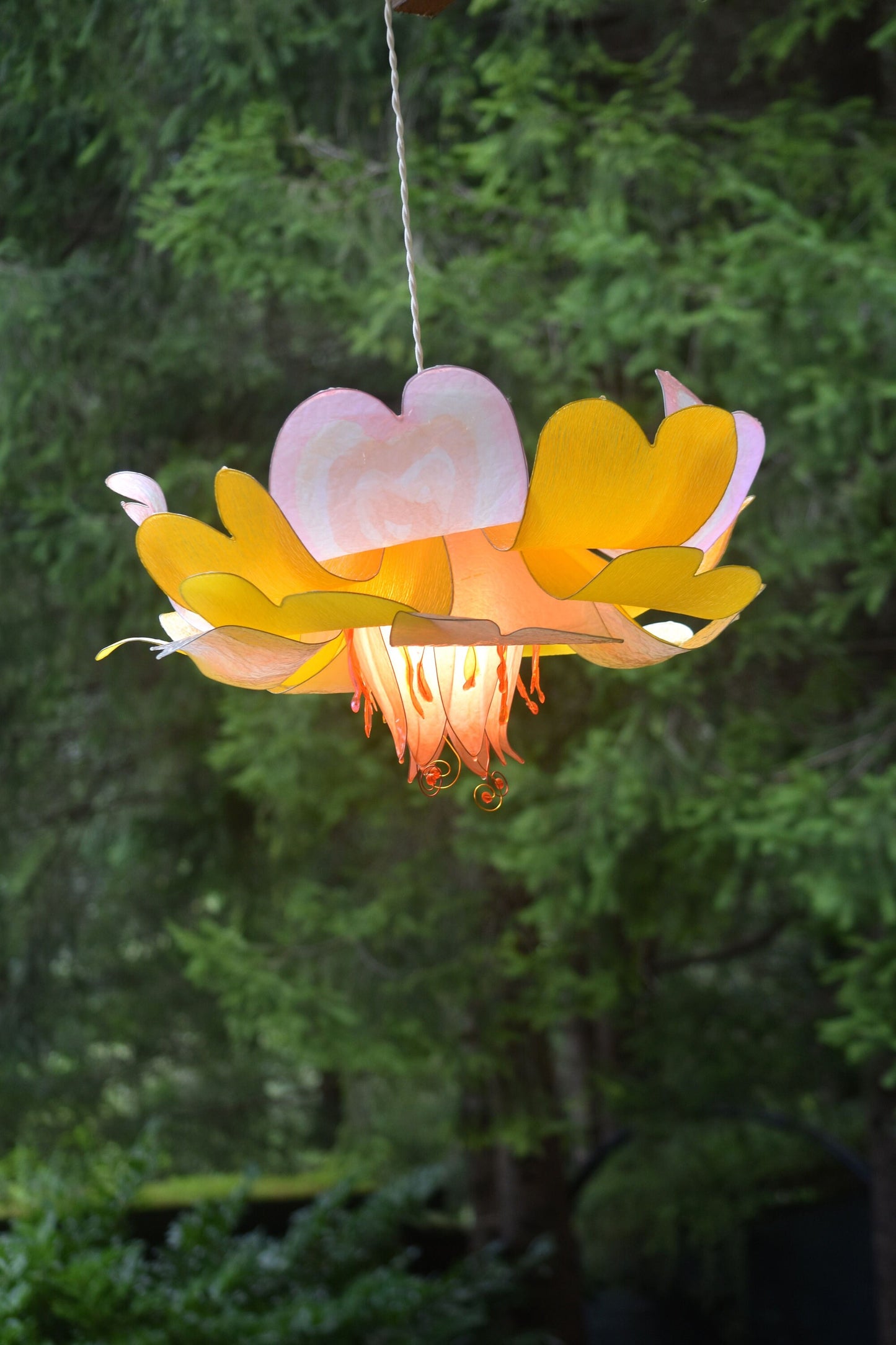 lampada sospensione per arredamento floreale in resina giallo e rosa pesca