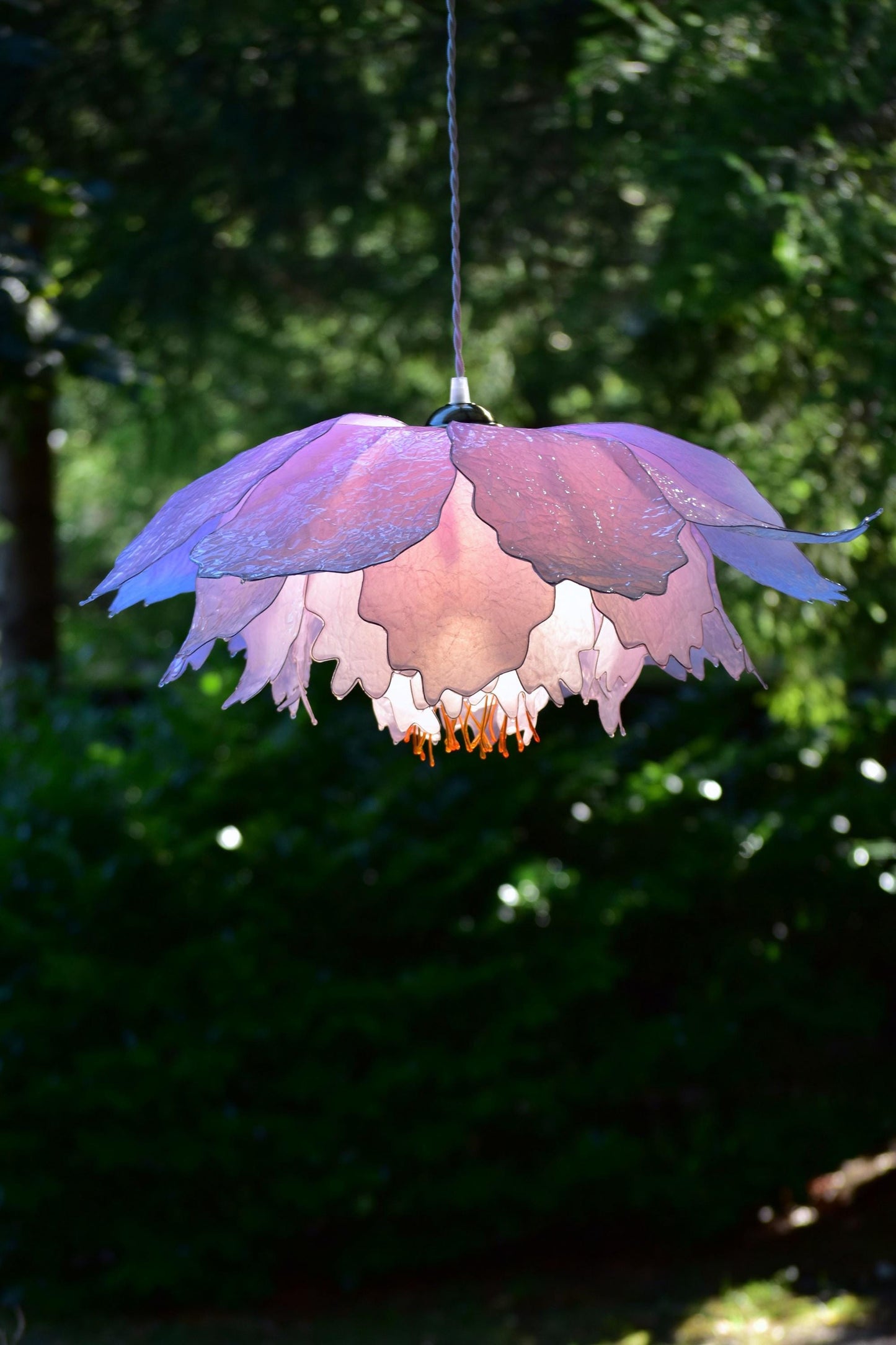 lampada sospensione a forma di fiore rosa bianco delicato dipinto a mano in resina