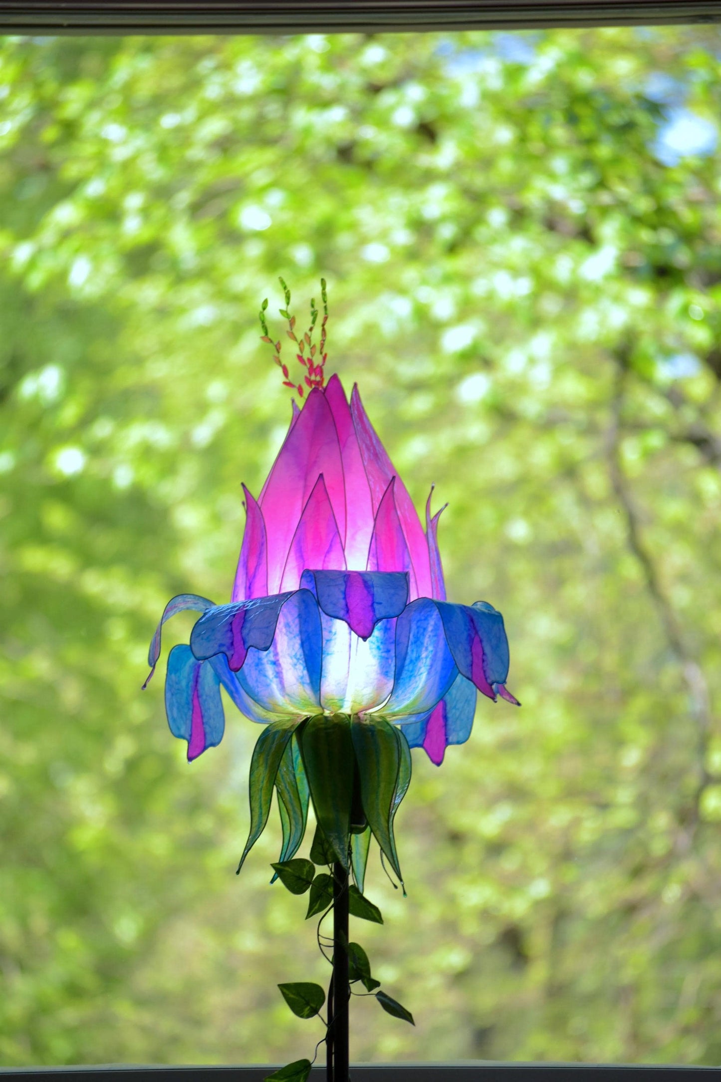 lampada a stelo con paralume in resina: forma di fiore colorato per arredamento ispirato alla natura