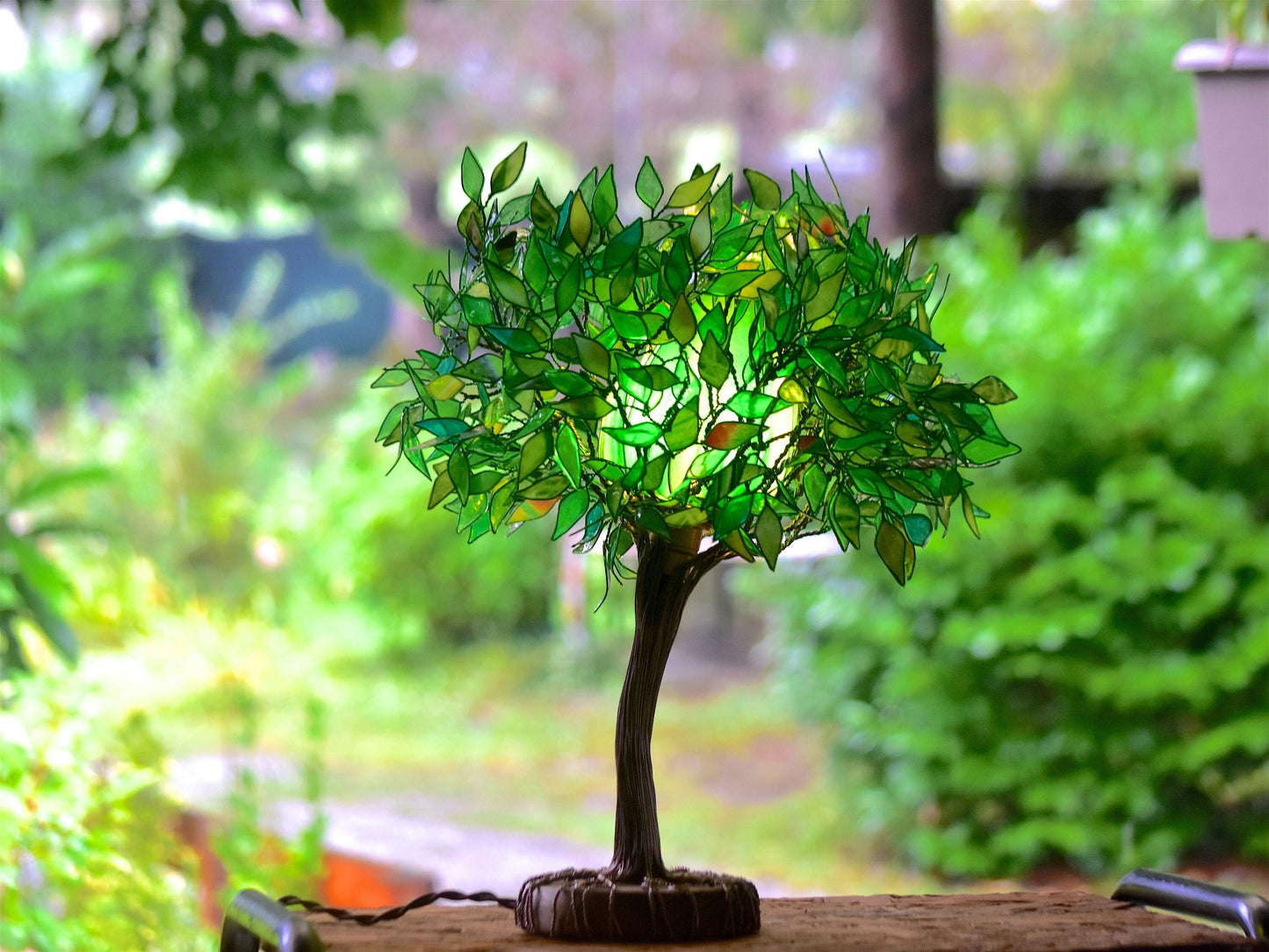 Lampada a forma di albero verde fatta a mano in resina pezzo unico