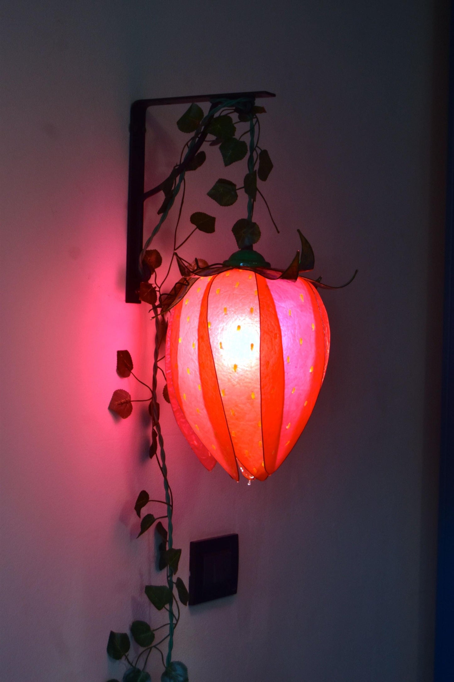 Lampada da appendere forma di fragola per stanza infantile ispirata alla natura
