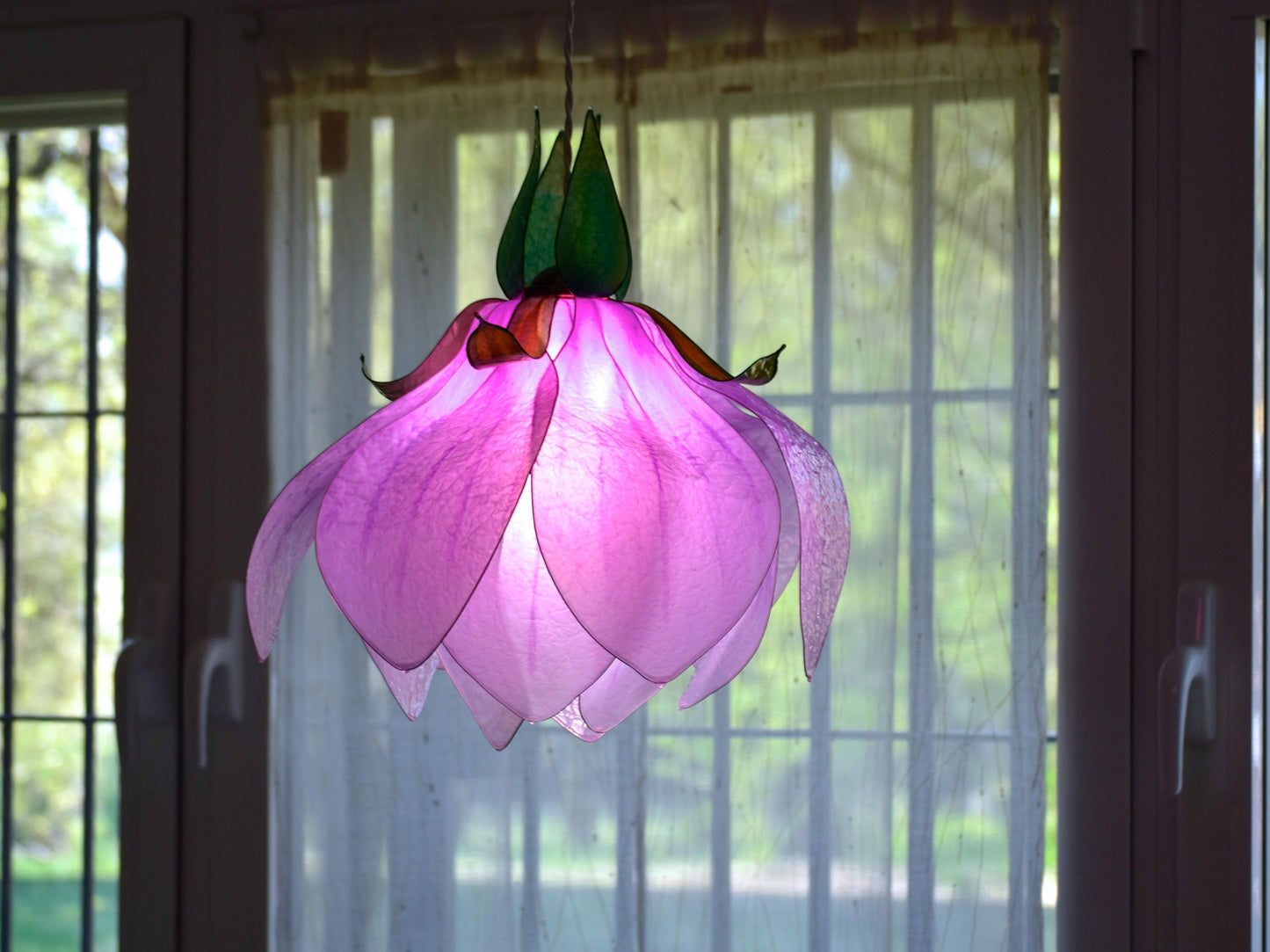 Lampadario rosa fatto e dipinto a mano a forma di fiore di magnolia