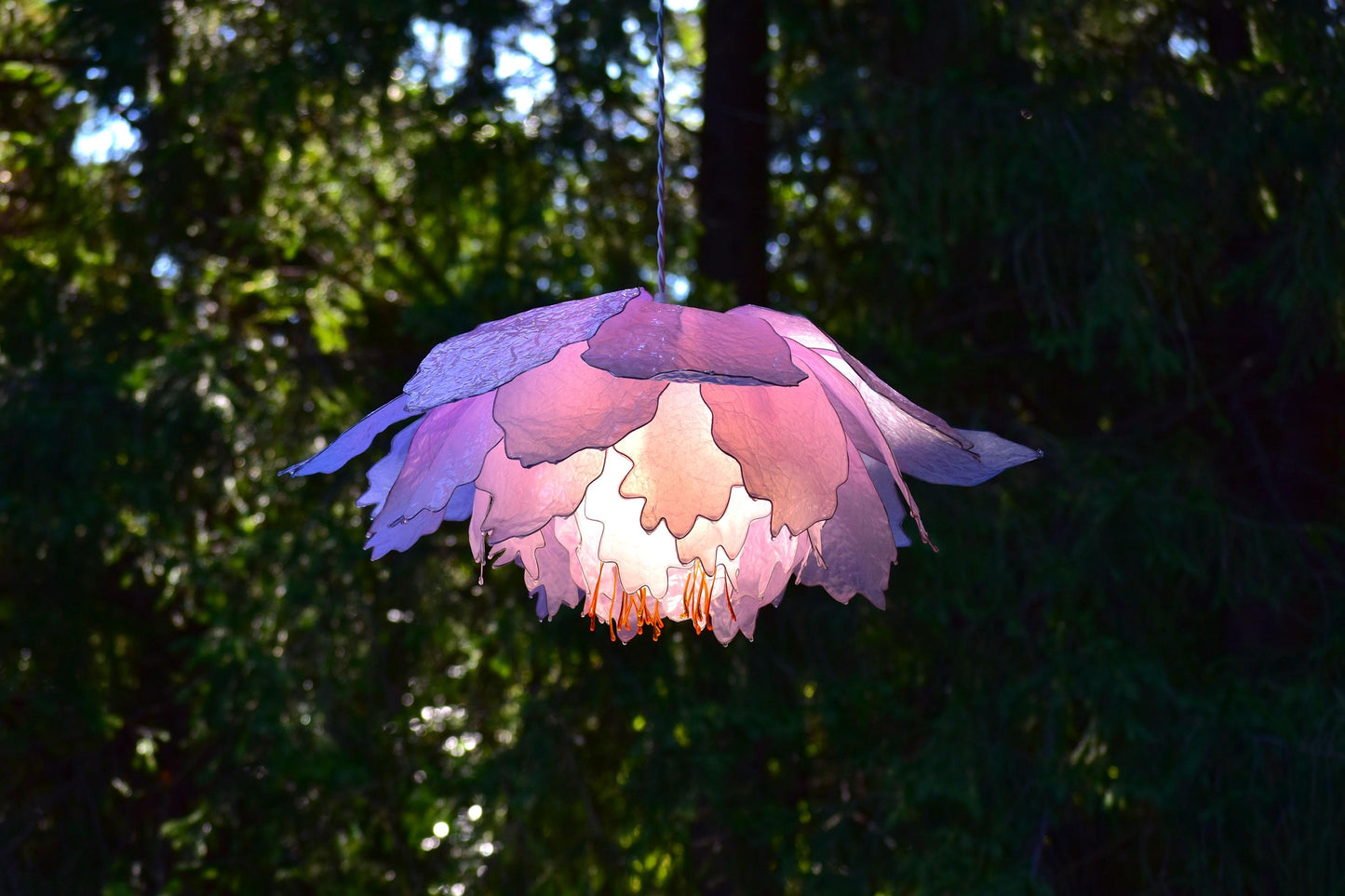 lampada sospensione a forma di fiore rosa bianco delicato dipinto a mano in resina