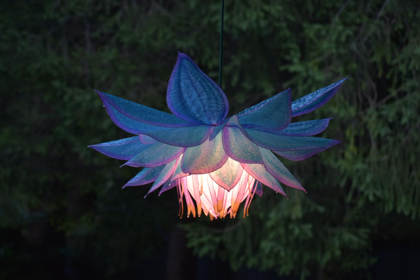 lampadario blu: paralume fiore in resina fatto e dipinto a mano
