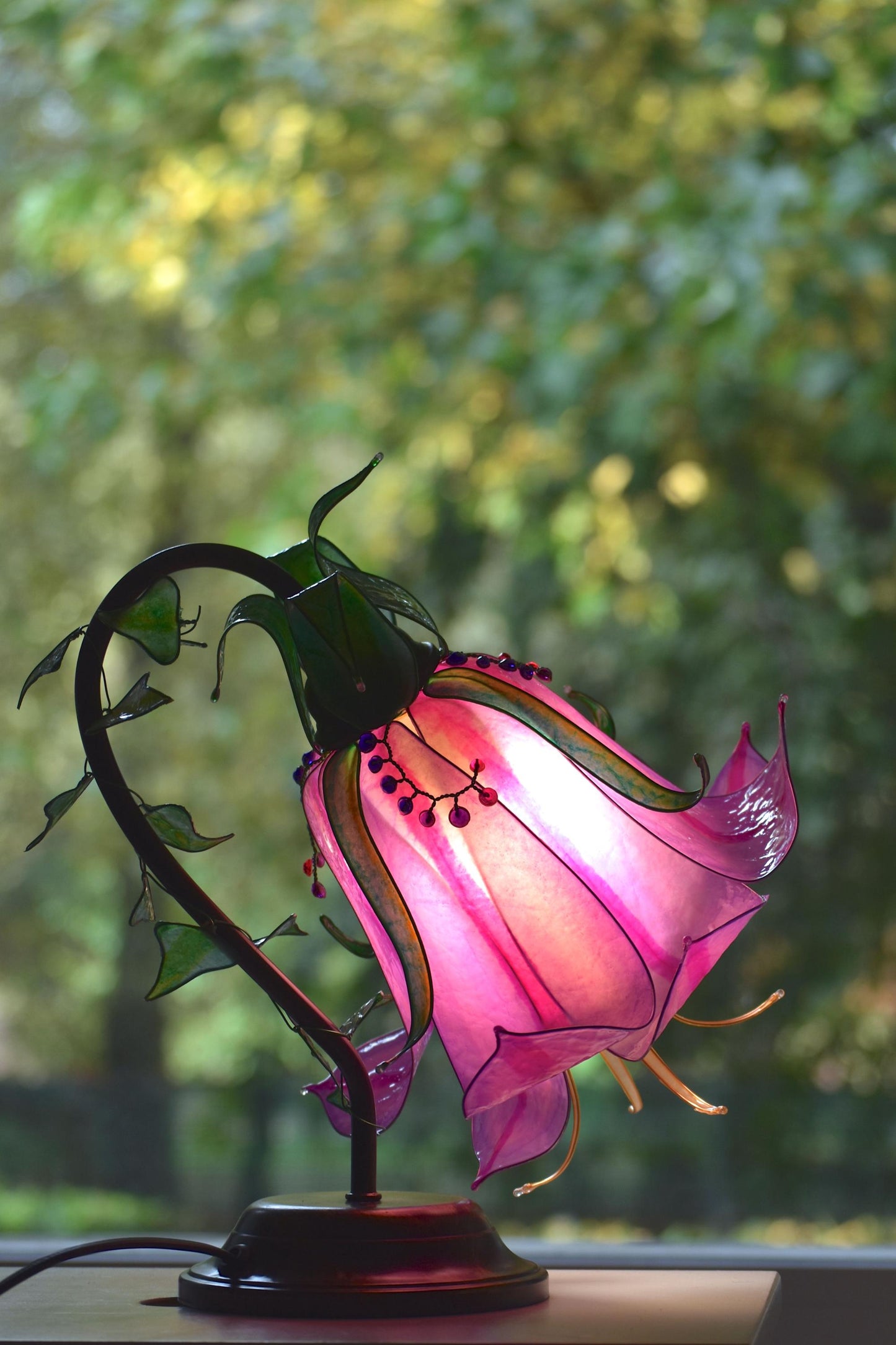 lampada da tavolo a forma di fiore rosa in resina fatta e dipinta a mano
