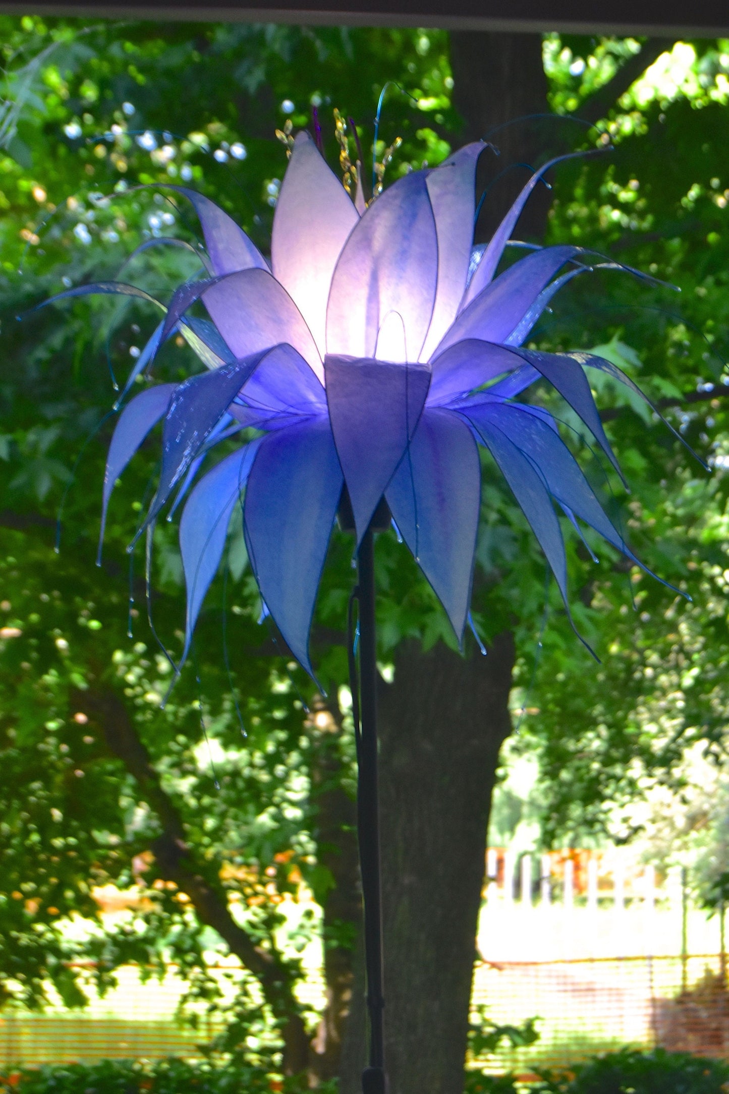 lampada stelo con paralume fiore azzurro e bianco in resina fatto e dipinto a mano