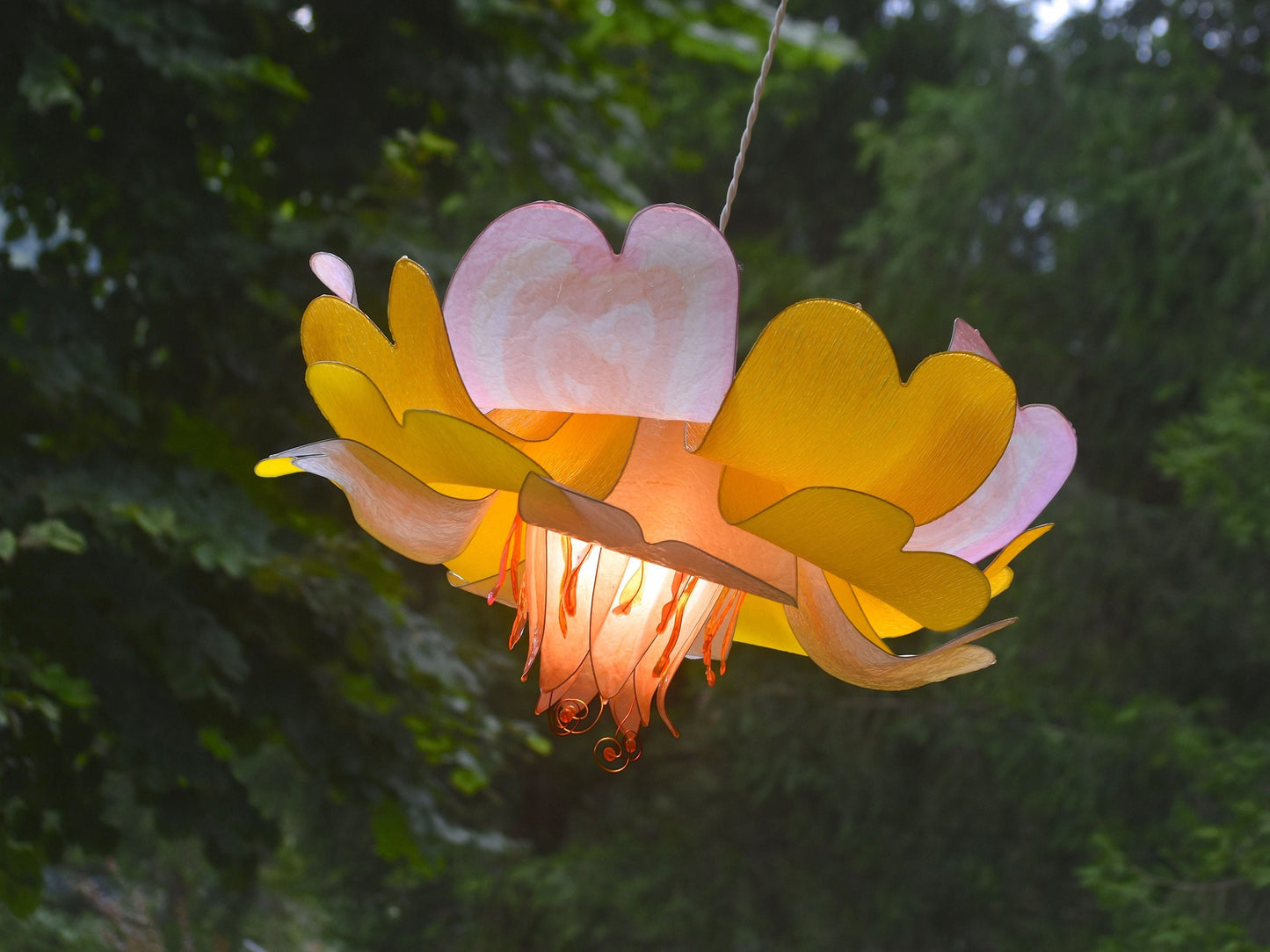 lampada sospensione per arredamento floreale in resina giallo e rosa pesca