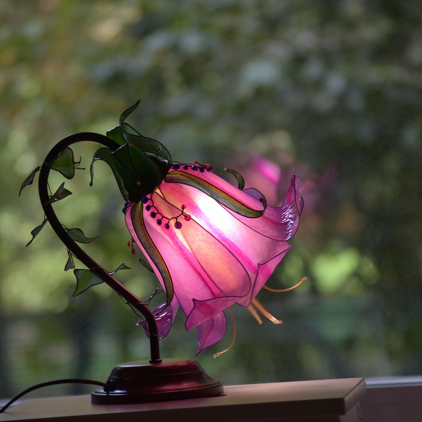 lampada da tavolo a forma di fiore rosa in resina fatta e dipinta a mano