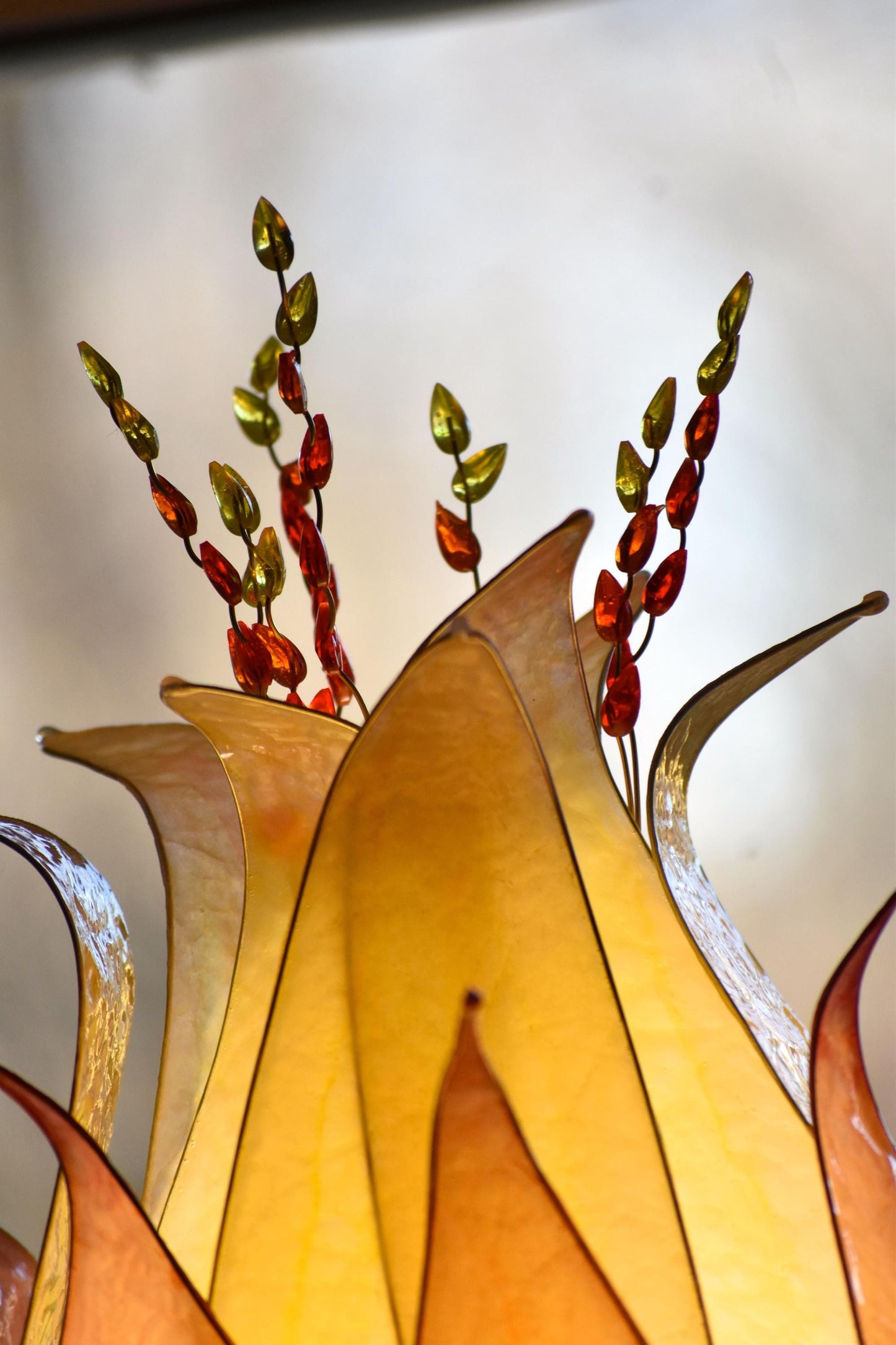 lampada stelo con paralume fiore arancione e giallo fatto e dipinto a mano in resina