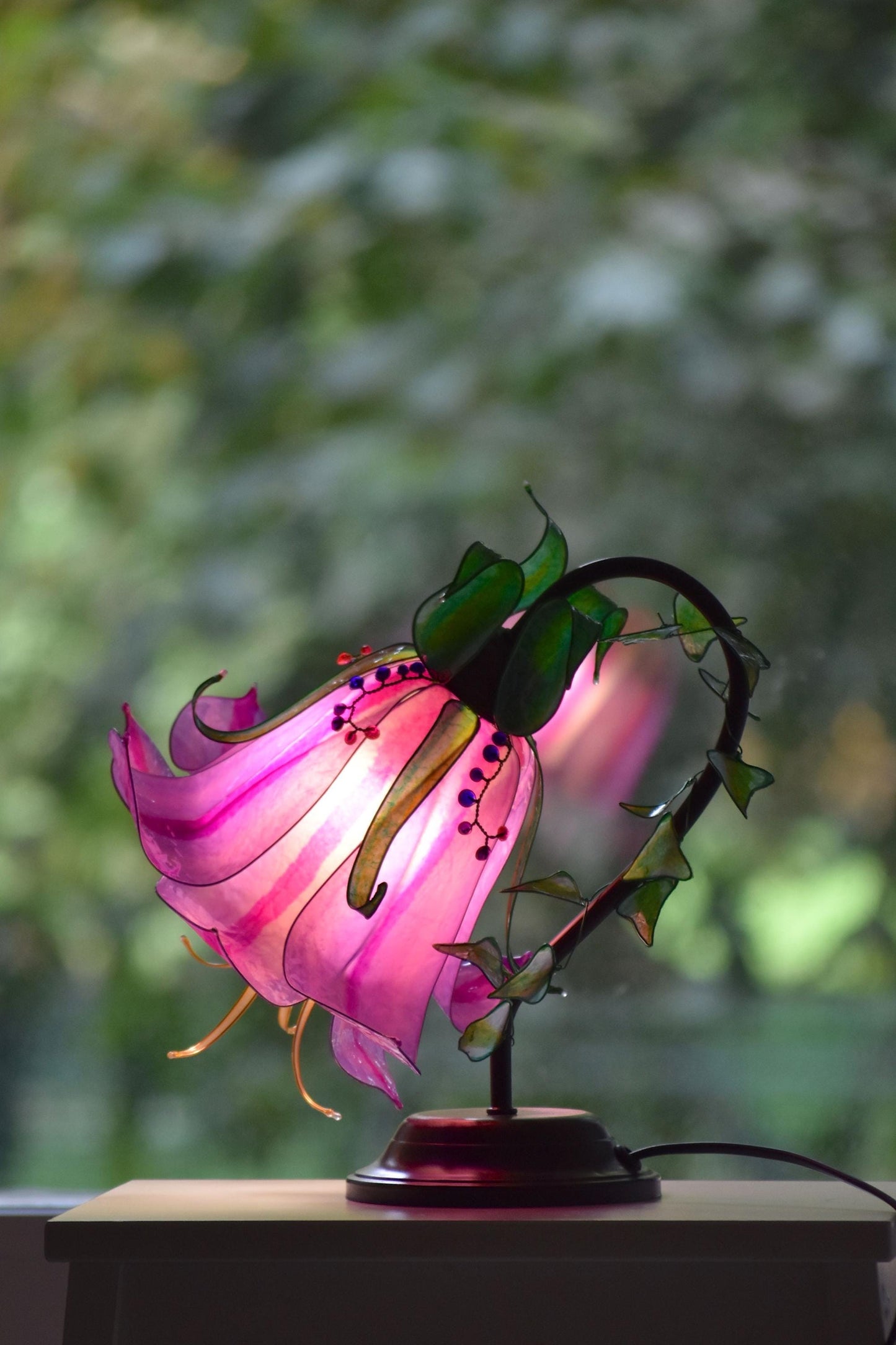 lampada da tavolo a forma di fiore rosa in resina fatta e dipinta a mano