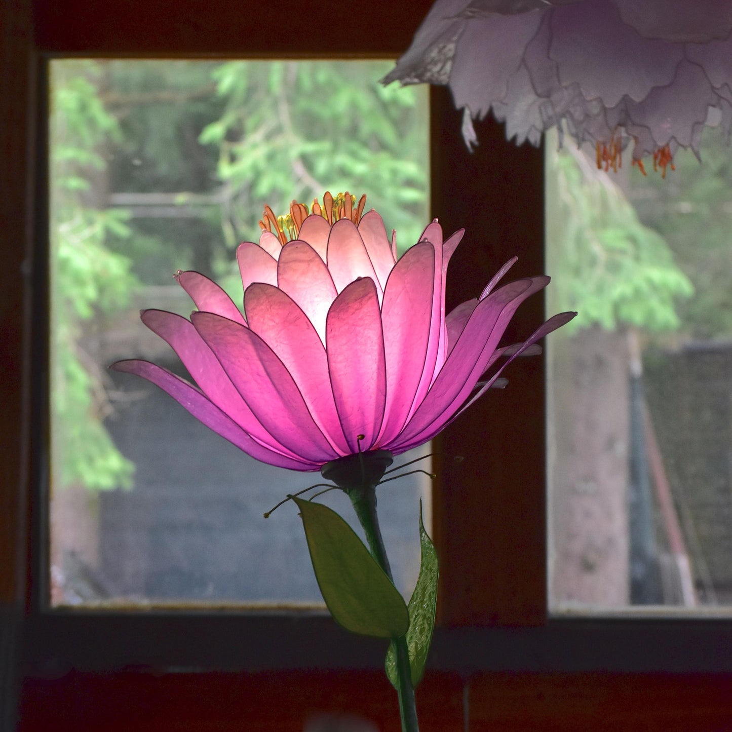 lampada da tavolo rosa decorativa fatta e dipinta a mano in resina