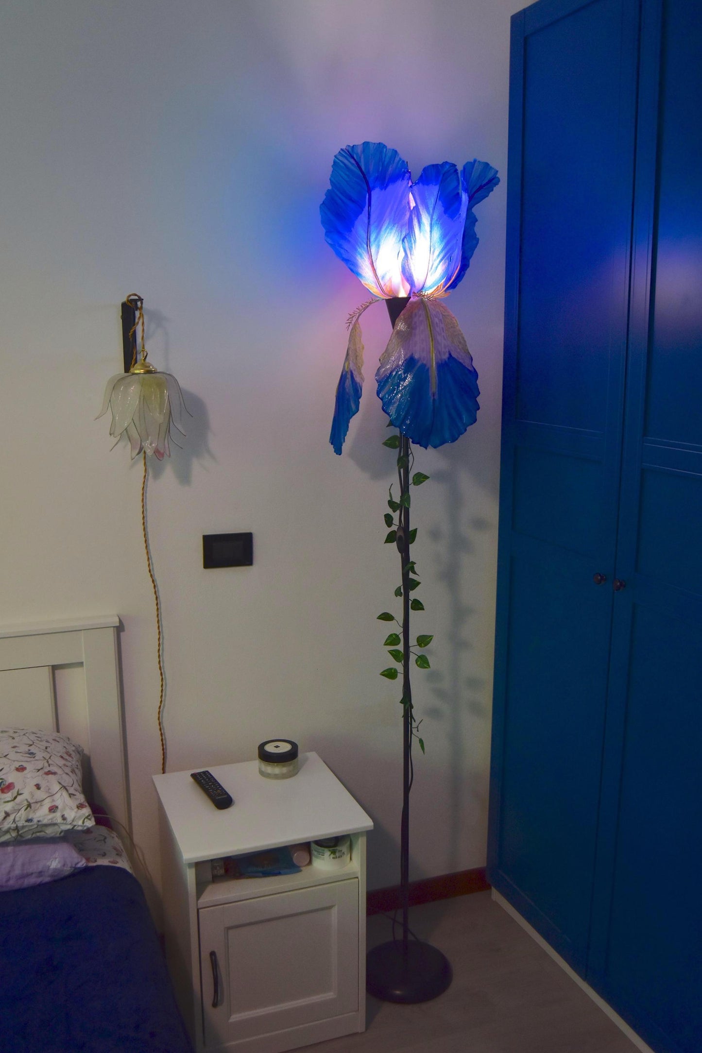 lampada da terra a forma di fiore di iris blu in resina dipinta a mano