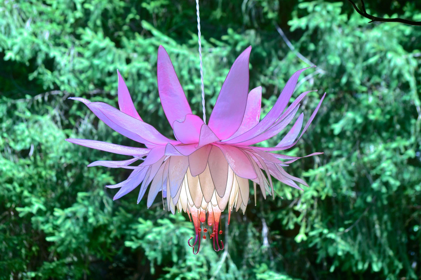 Lampada a sospensione a forma di fiore rosa tenue e bianco in resina