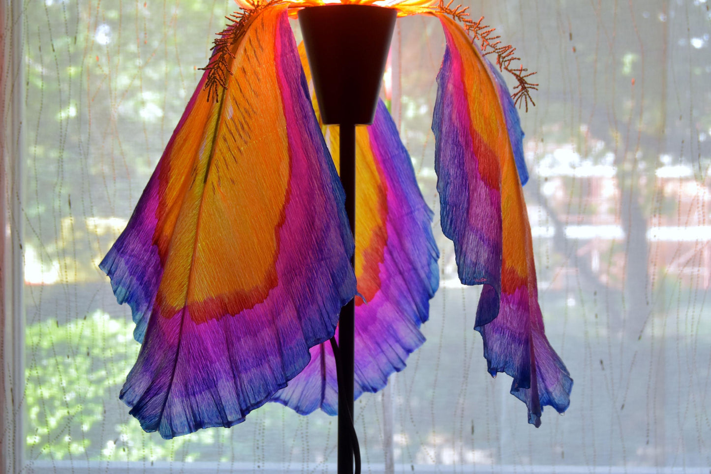 lampada da terra paralume fatto dipinto a mano forma di iris arancio viola in resina