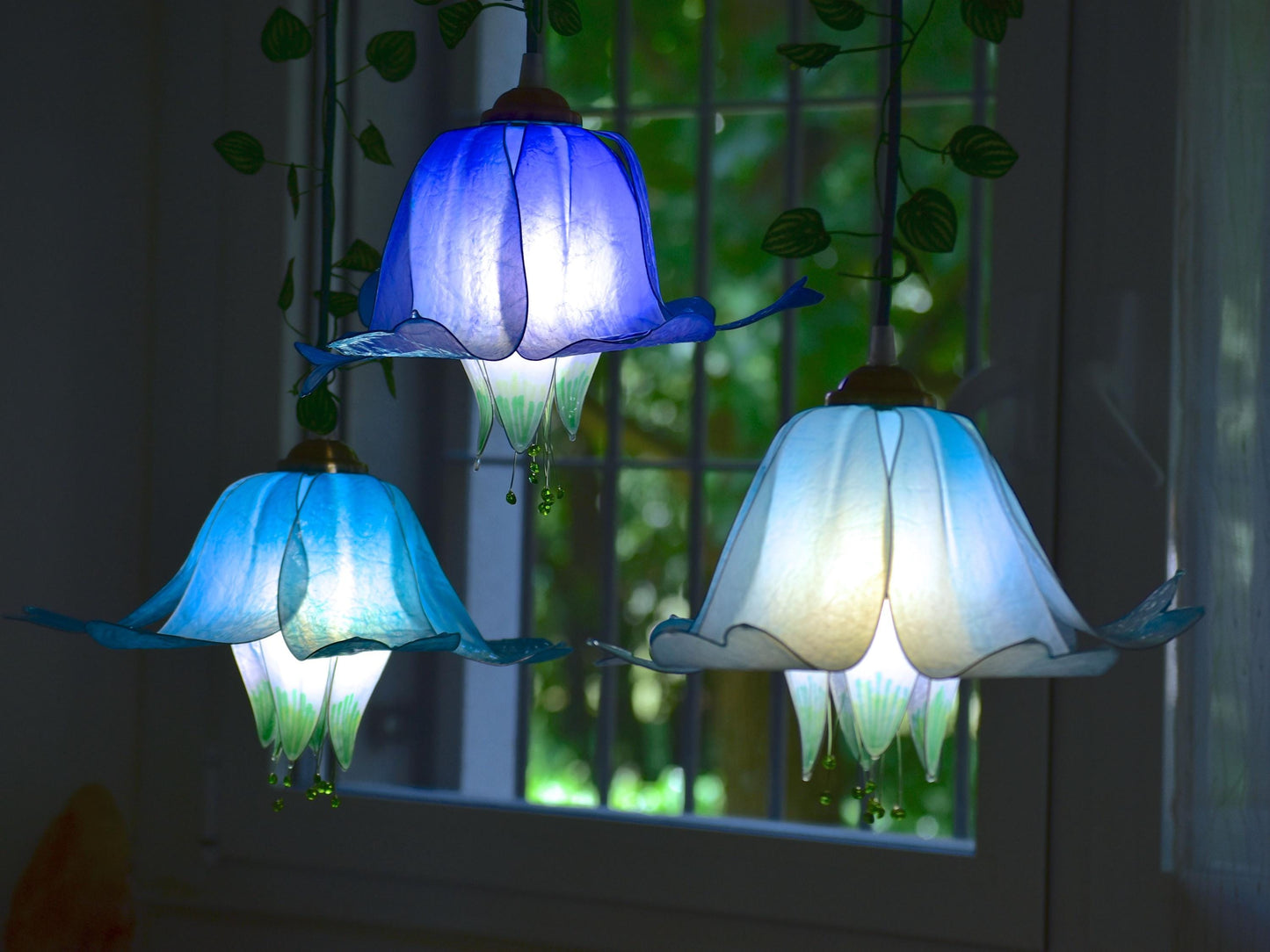 lampada a sospensione a 3 luci floreali blu e bianco per ambiente romantico e fiabesco