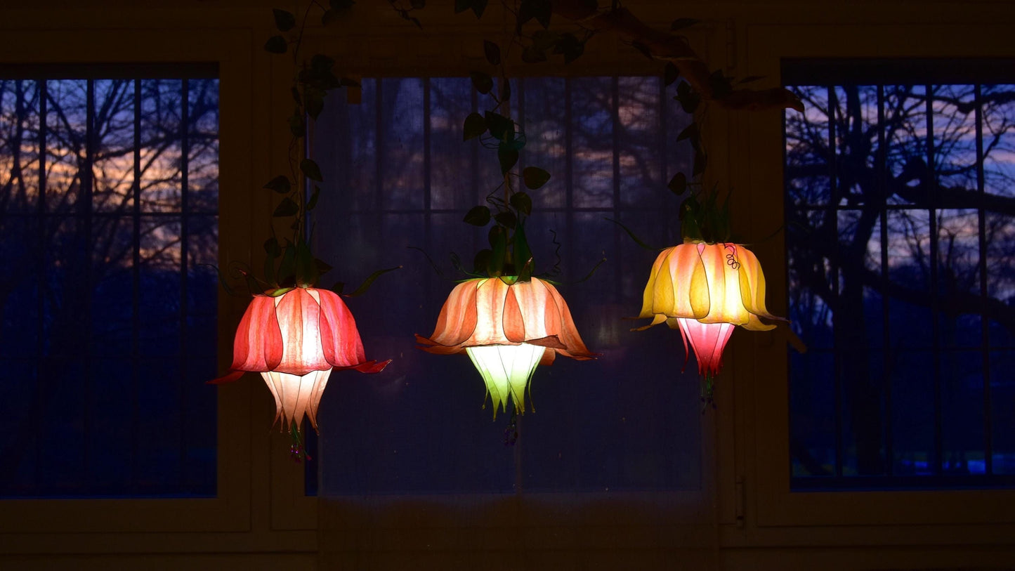 lampada sospensione 3 luci a forma di fiori in resina stile floreale fiabesco