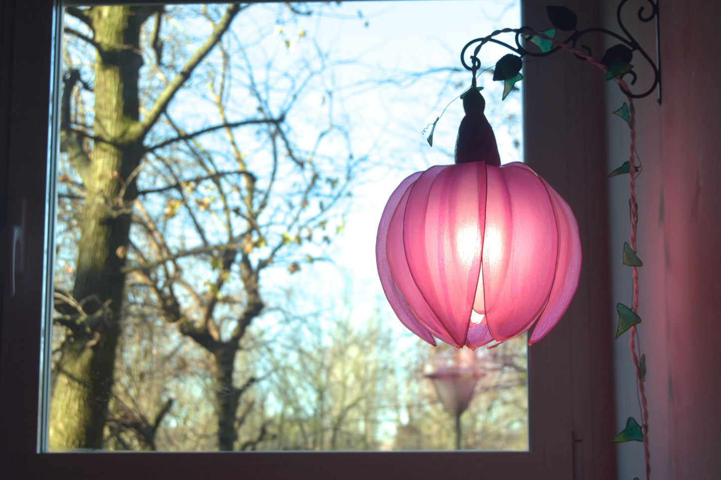 lampada da muro a forma di bocciolo di fiore rosa fucsia
