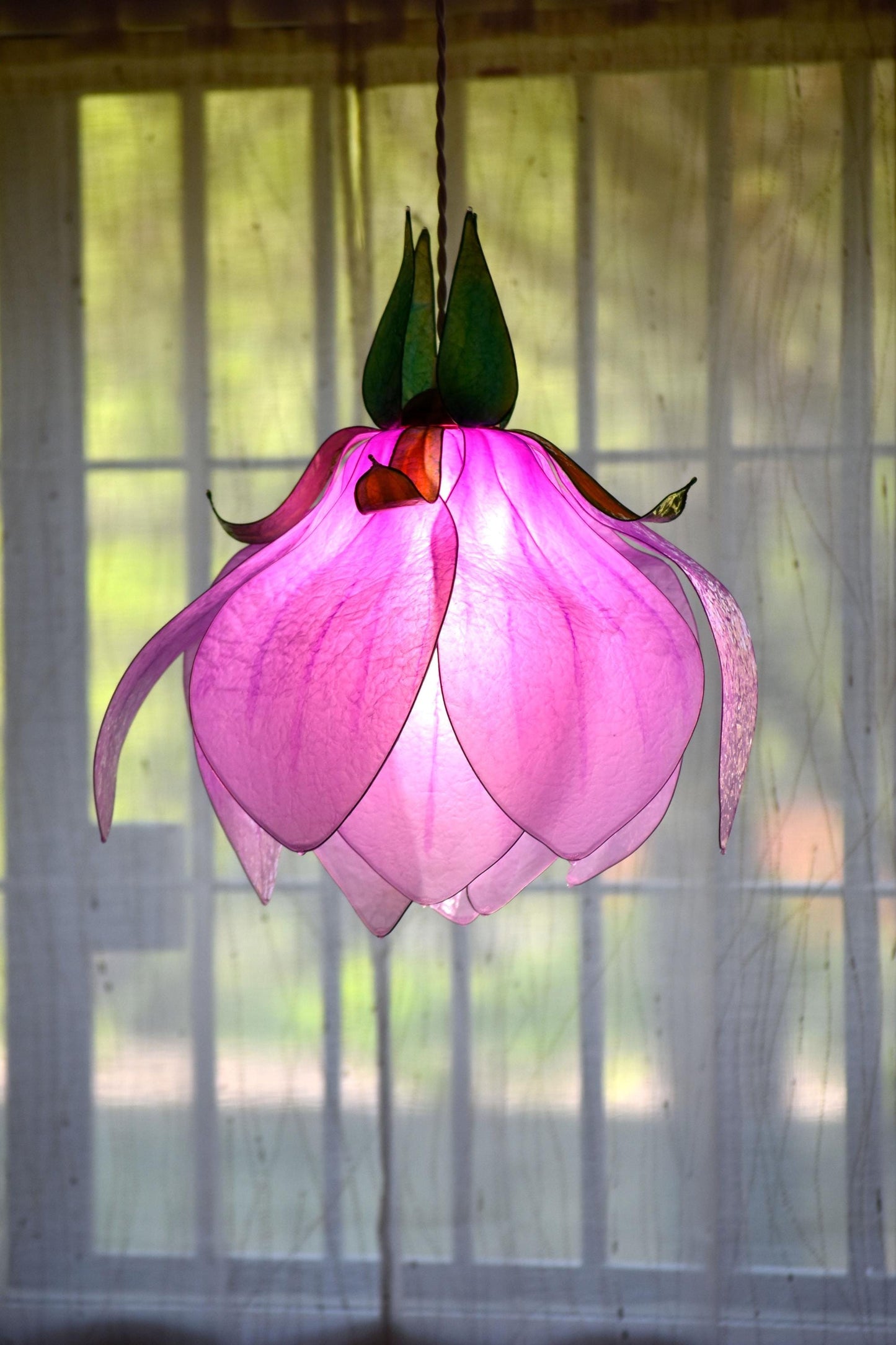 Lampadario rosa fatto e dipinto a mano a forma di fiore di magnolia