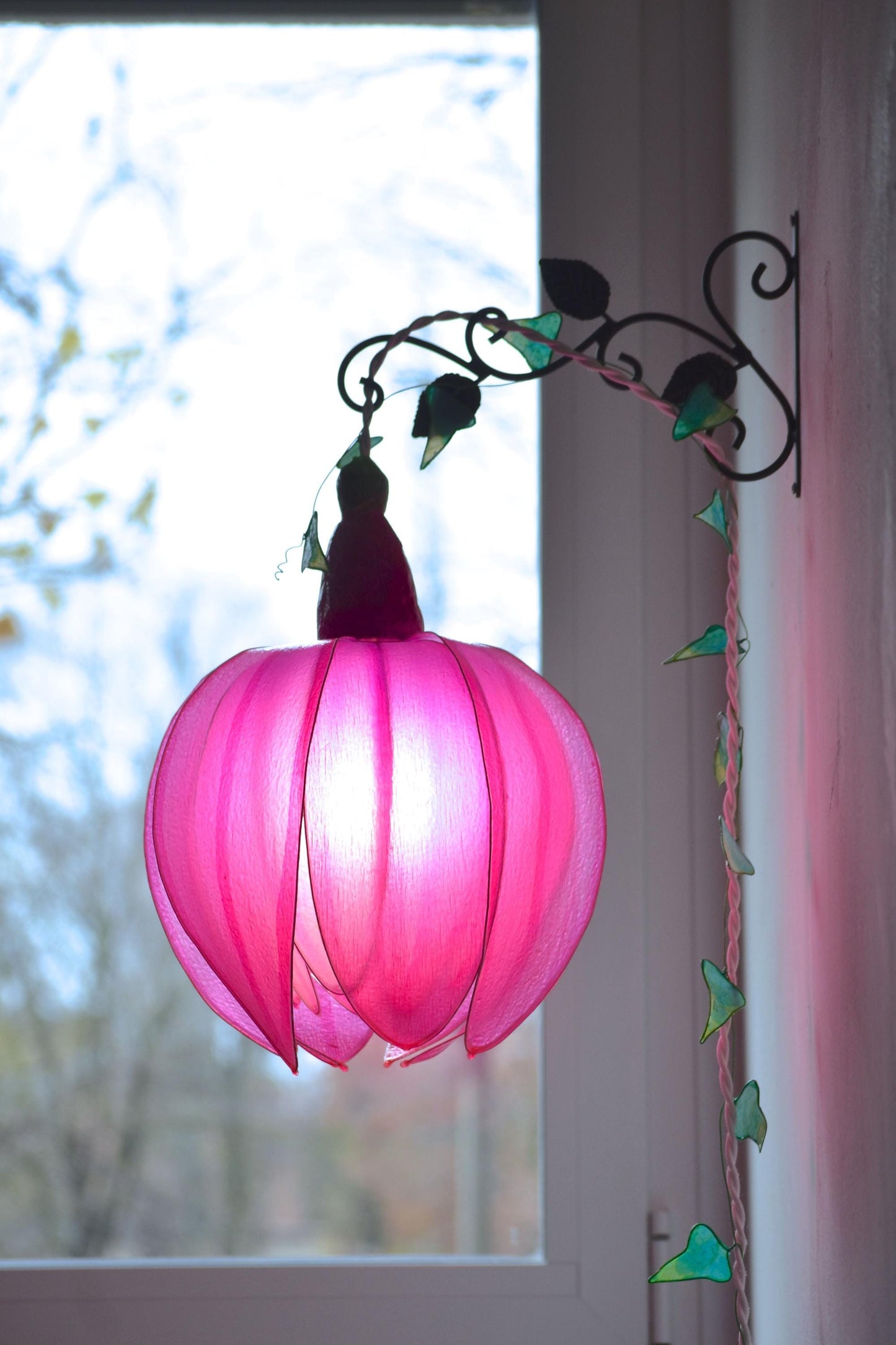 lampada da muro a forma di bocciolo di fiore rosa fucsia
