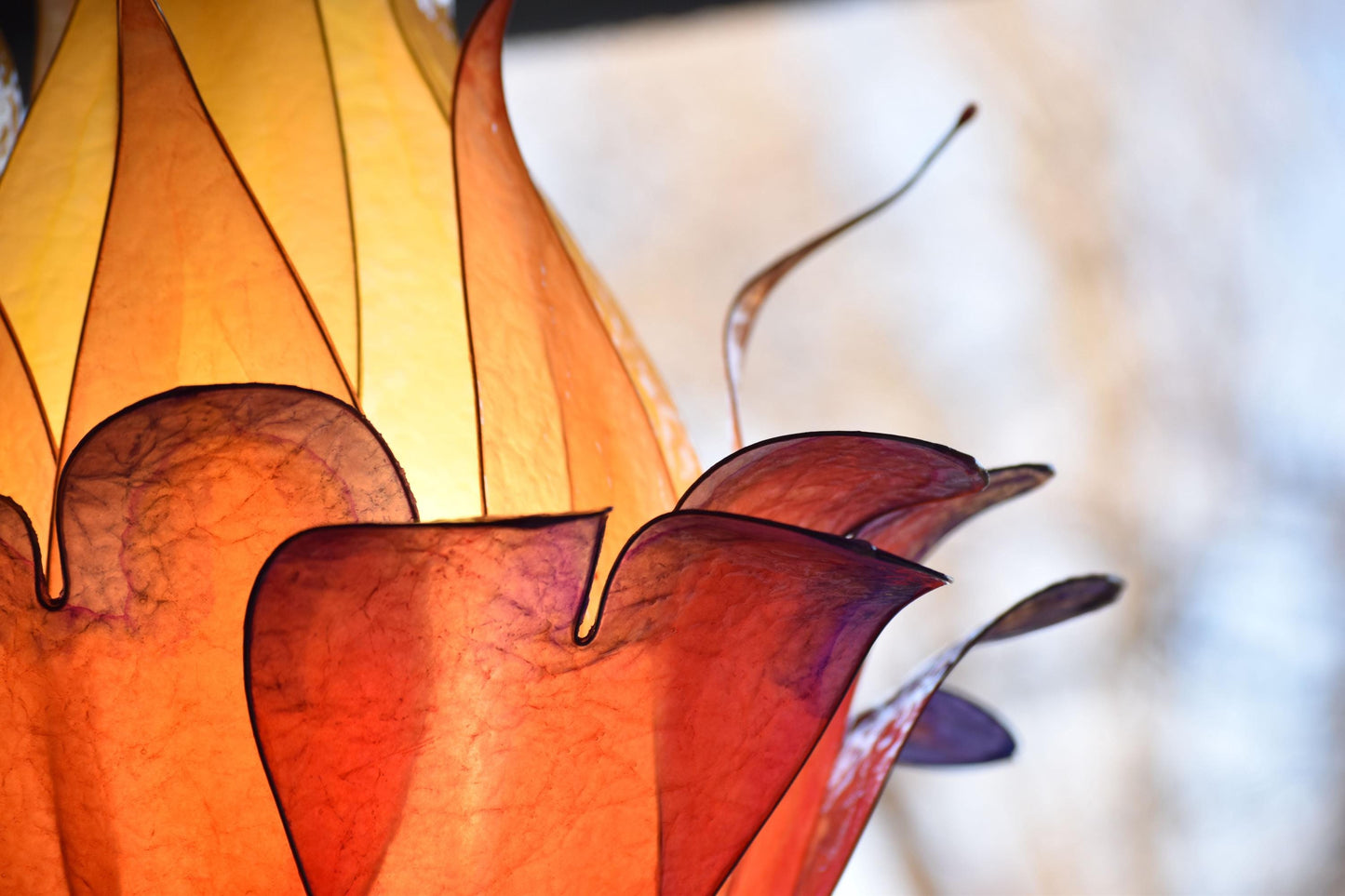 lampada stelo con paralume fiore arancione e giallo fatto e dipinto a mano in resina