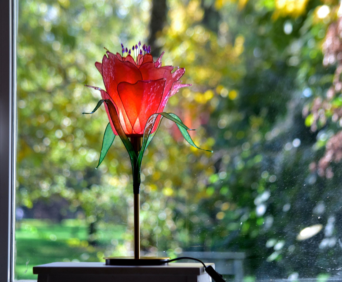 lampada da tavolo fiore rosso: pezzo unico di illuminazione fatto e dipinto a mano