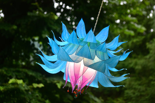 lampada a sospensione: fiore blu e rosa in resina pezzo unico fatto e dipinto a mano