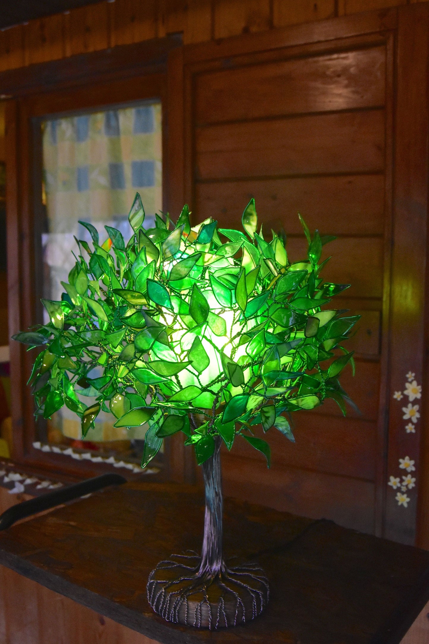 Lampada a forma di albero verde fatta a mano in resina pezzo unico