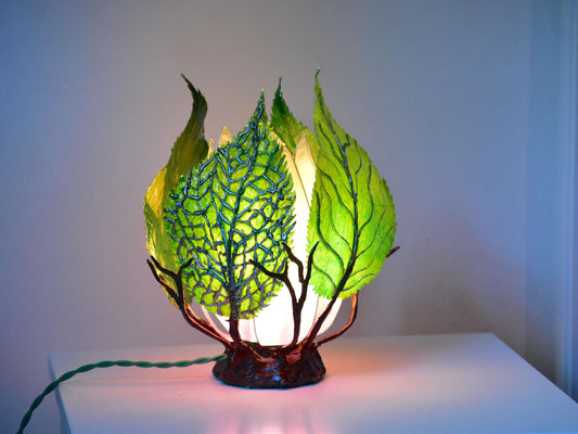 Lampada da tavolo con foglie verdi grandi in resina