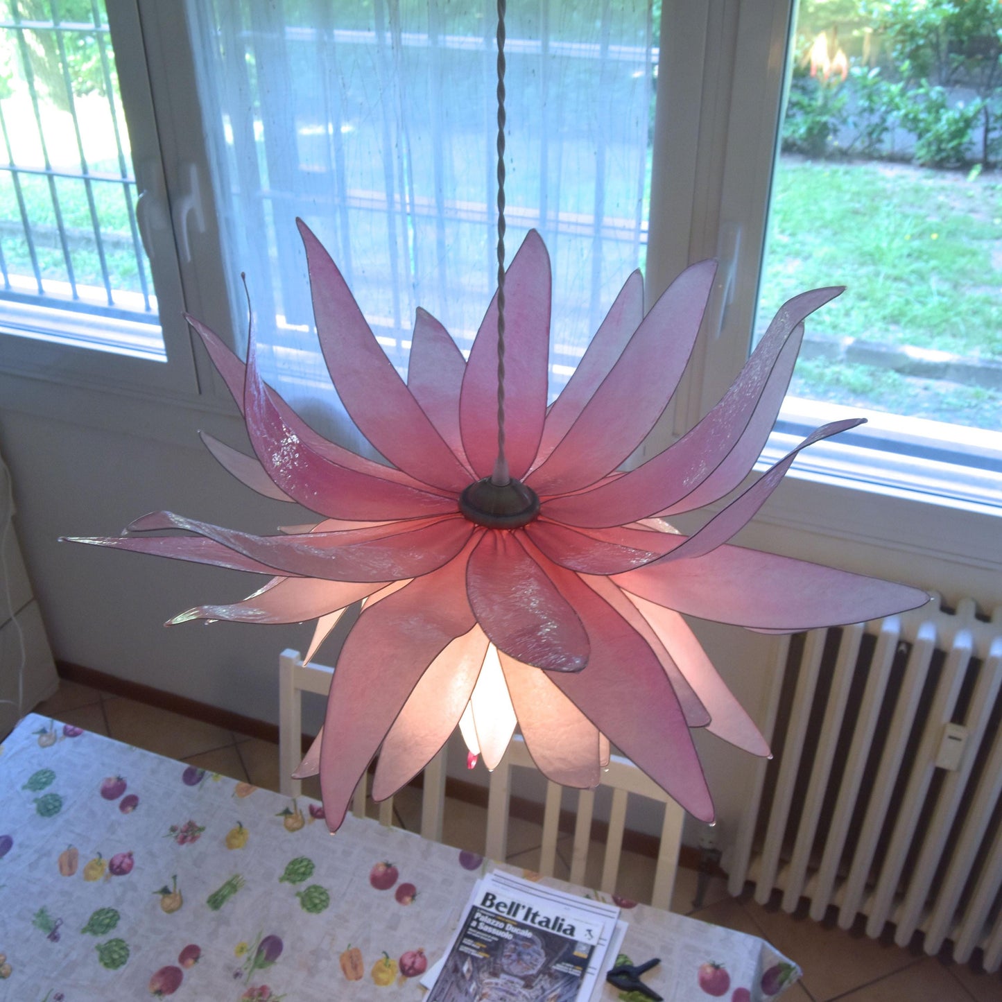 Lampada a sospensione a forma di fiore rosa tenue e bianco in resina