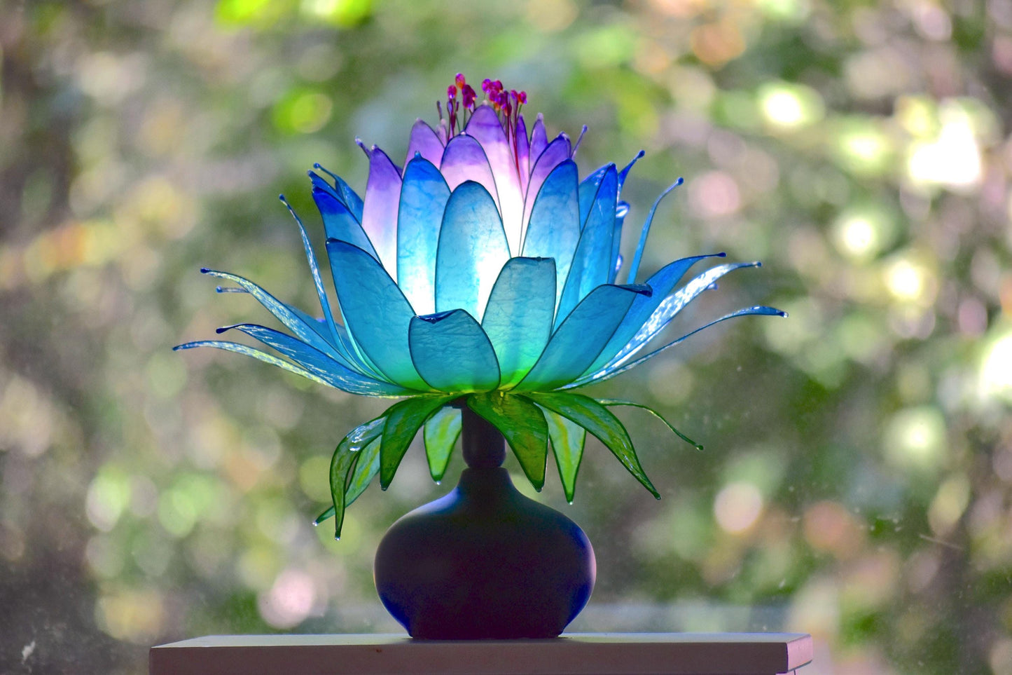 Lampada da tavolo a forma di fiore azzurro e viola con base in ceramica
