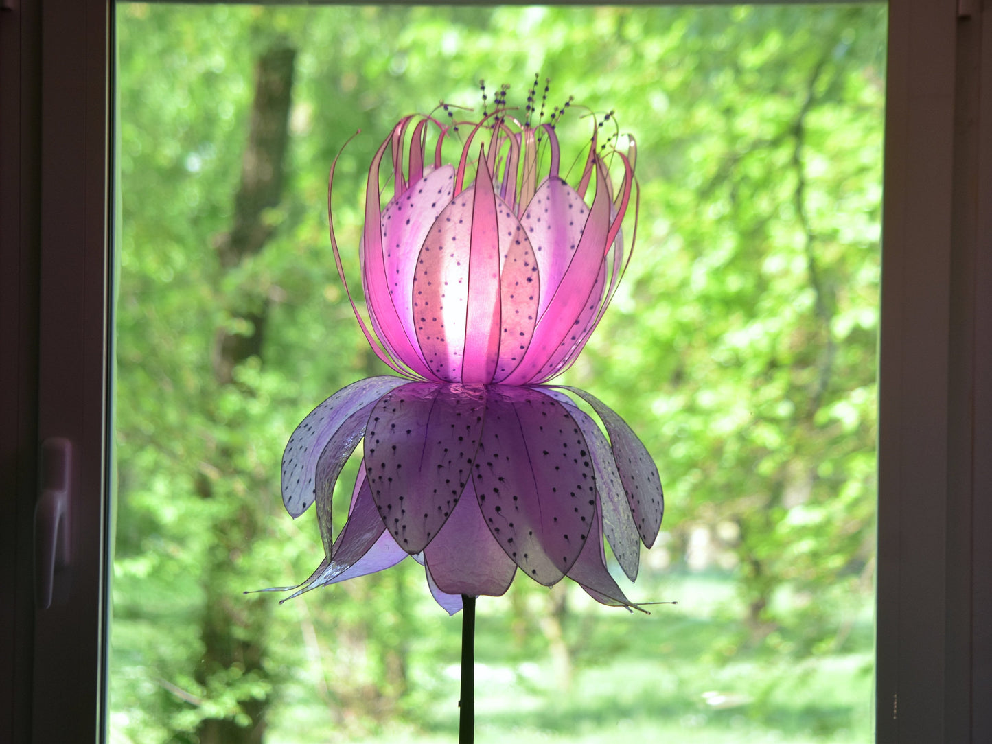 Lampada da terra in resina fiore gigante rosa lilla fatto e dipinto a mano