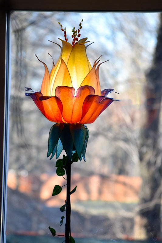 lampada stelo con paralume fiore arancione e giallo fatto e dipinto a mano in resina