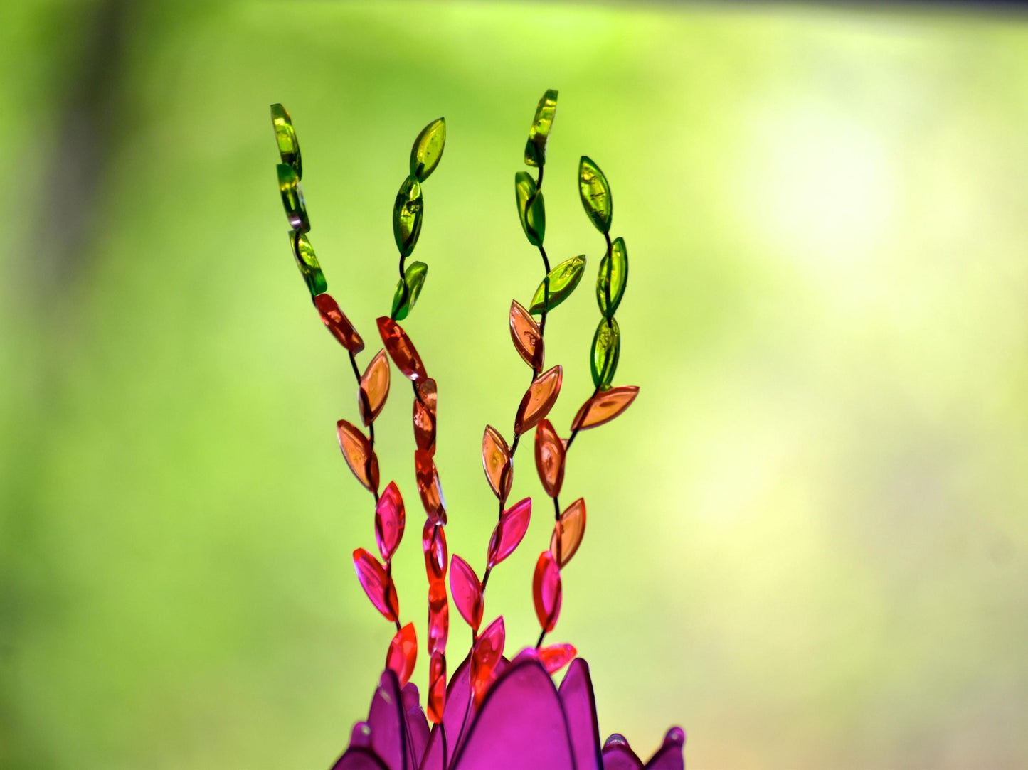 lampada a stelo con paralume in resina: forma di fiore colorato per arredamento ispirato alla natura