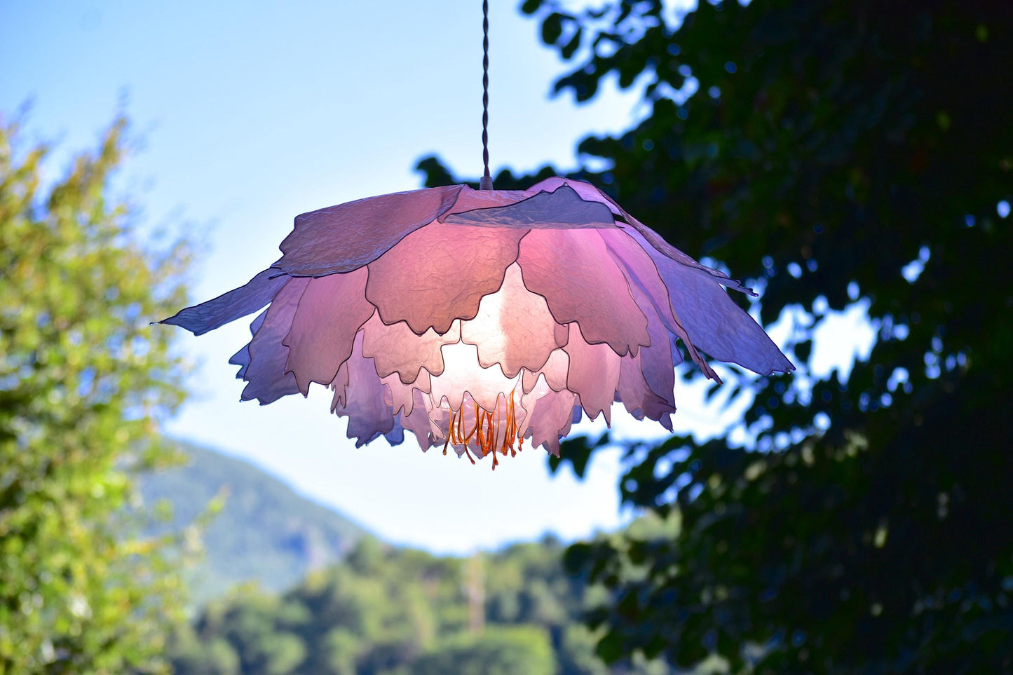 lampada sospensione a forma di fiore rosa bianco delicato dipinto a mano in resina