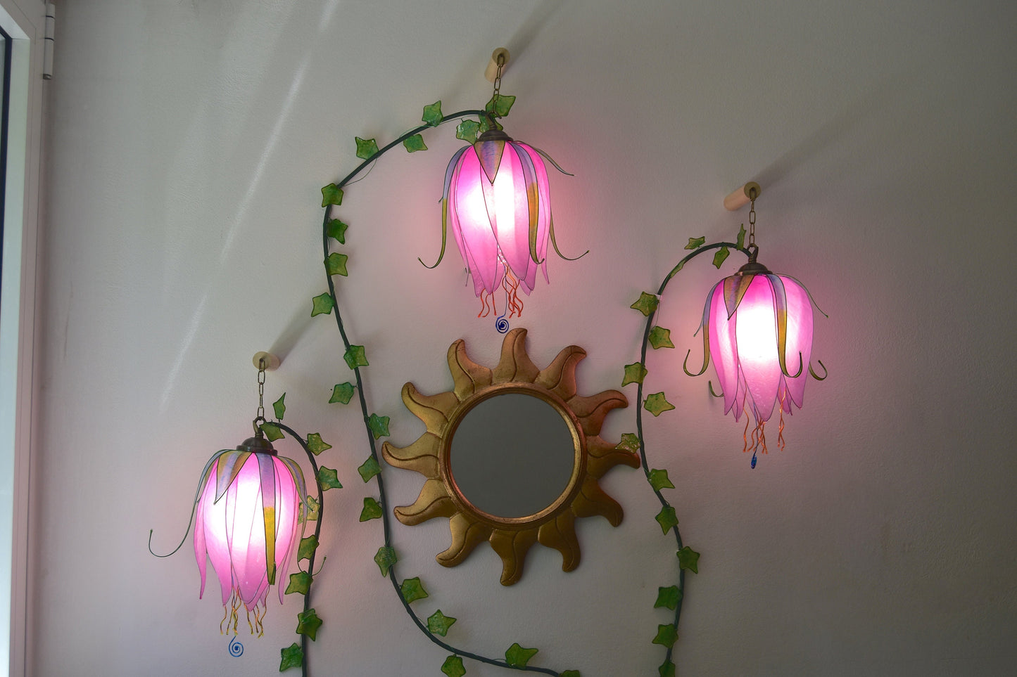 lampada da parete a 3 luci: boccioli luminosi di fiori rosa rampicanti