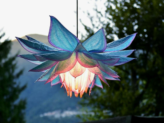 lampadario blu: paralume fiore in resina fatto e dipinto a mano