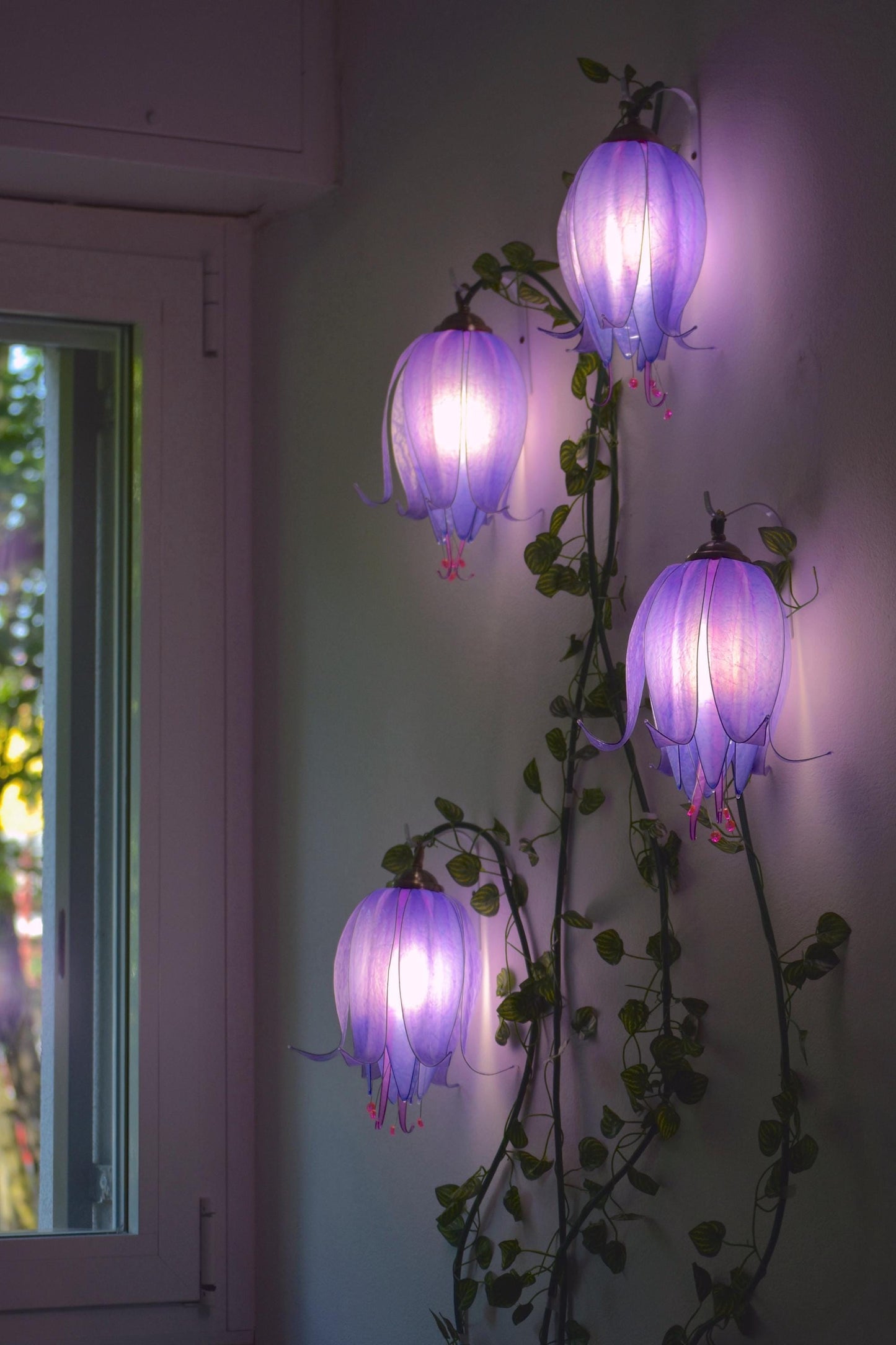 lampada da parete a 3 luci: boccioli luminosi di fiori rosa rampicanti