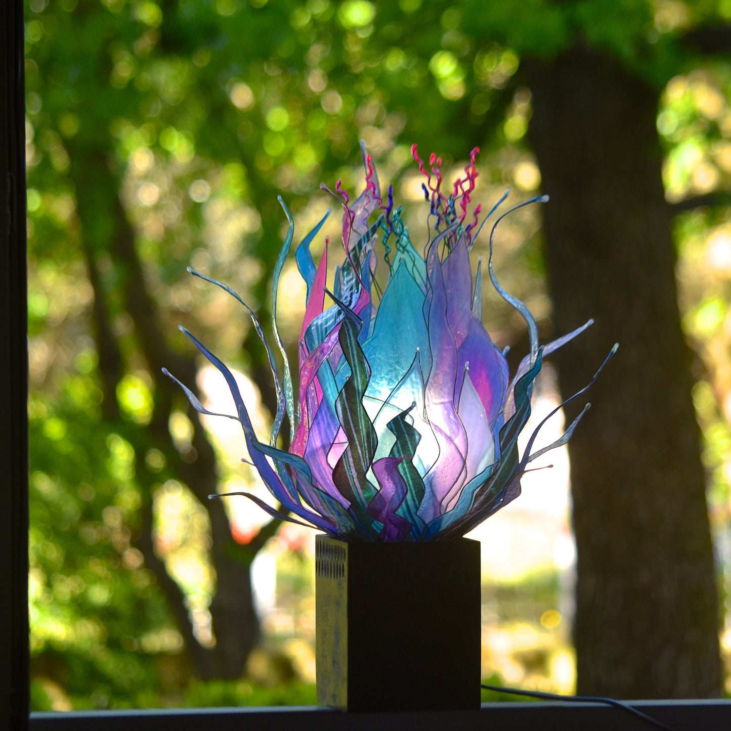 lampada da tavolo moderna fatta a mano in resina con forme colori di piante marine