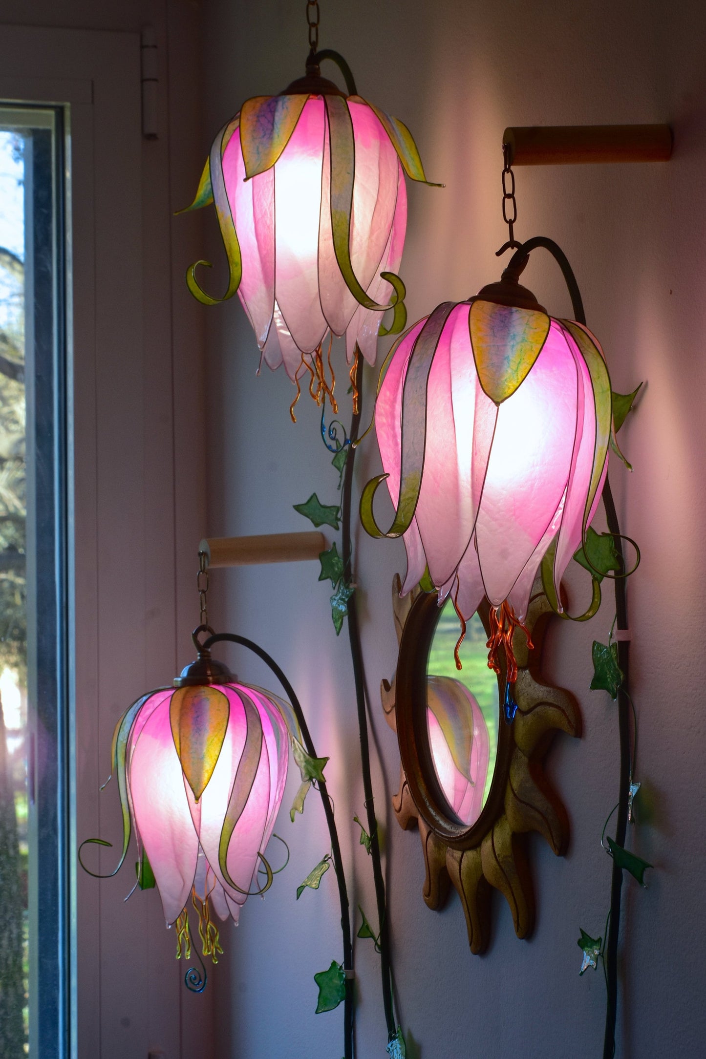 lampada da parete a 3 luci: boccioli luminosi di fiori rosa rampicanti