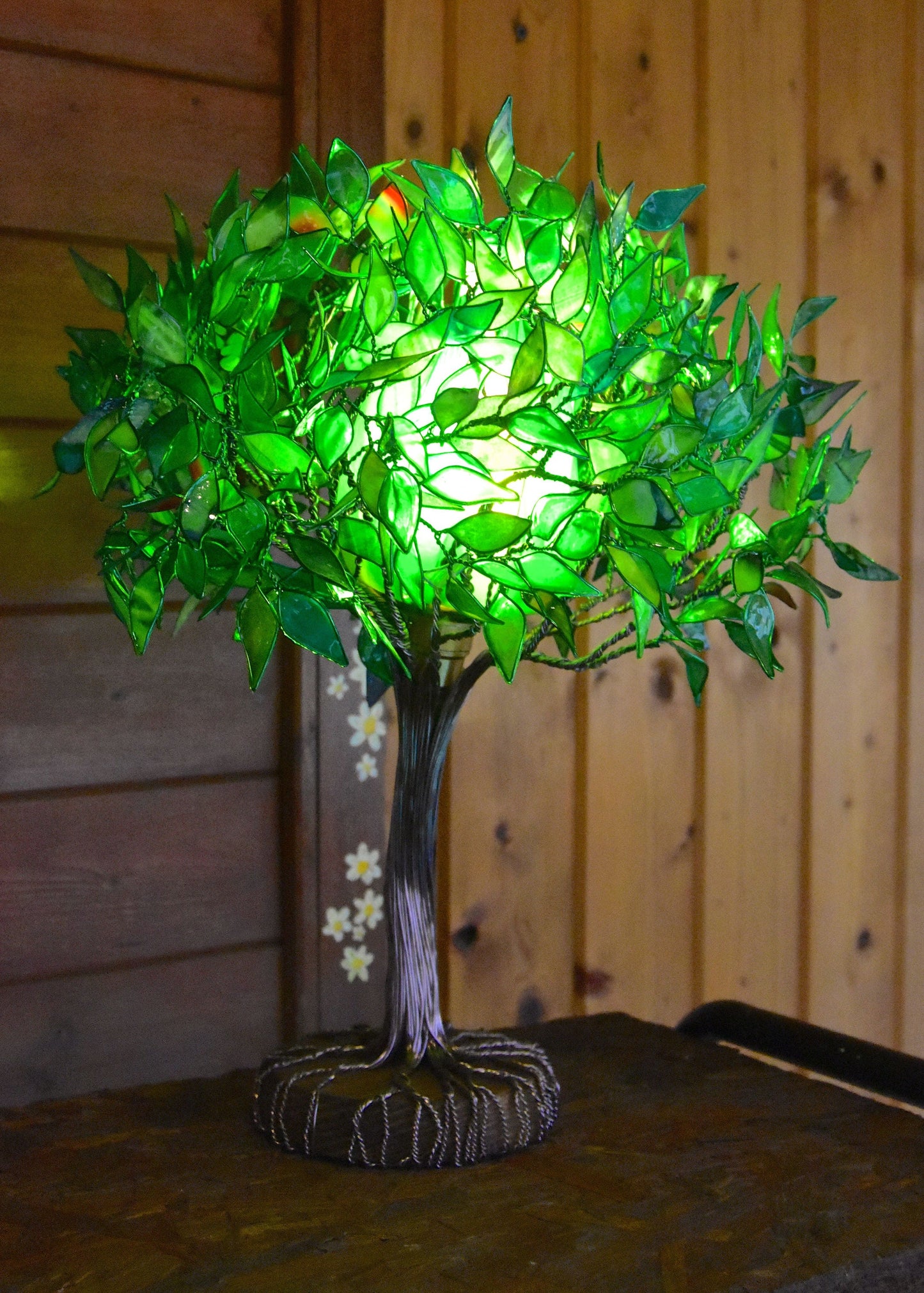 Lampada a forma di albero verde fatta a mano in resina pezzo unico
