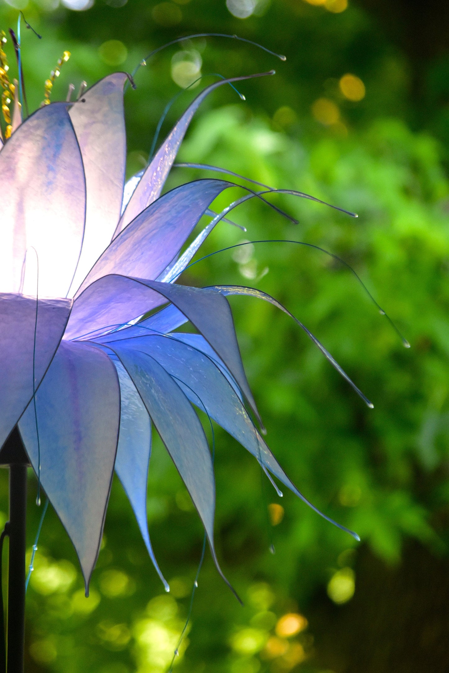 lampada stelo con paralume fiore azzurro e bianco in resina fatto e dipinto a mano