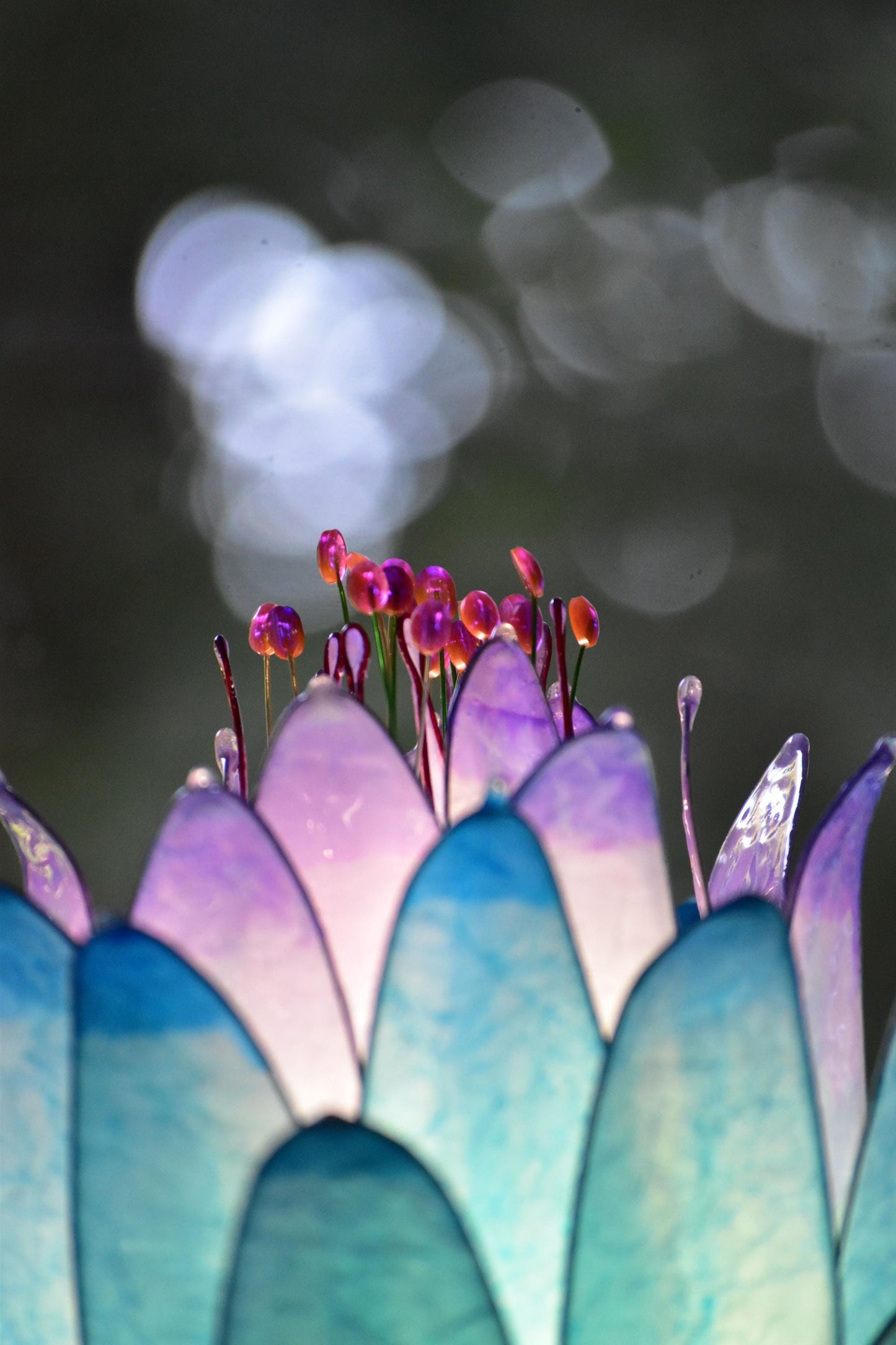 Lampada da tavolo a forma di fiore azzurro e viola con base in ceramica