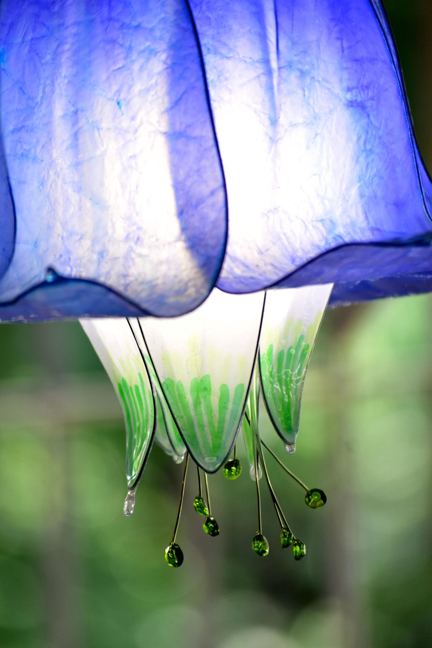 lampada a sospensione a 3 luci floreali blu e bianco per ambiente romantico e fiabesco
