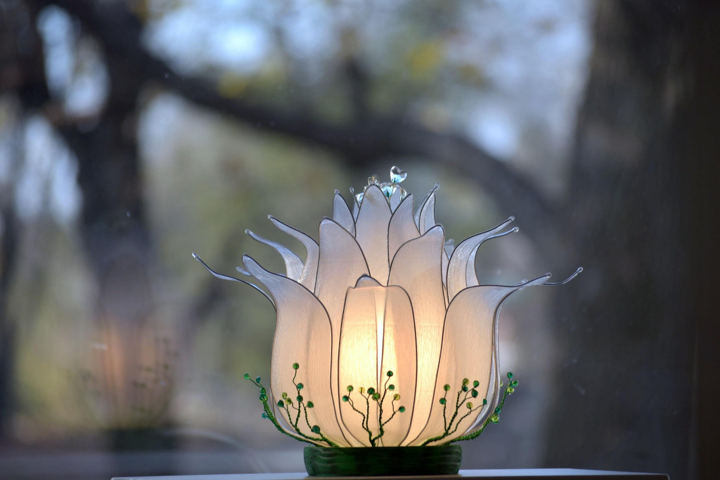 lampada da tavolo a forma di fiore di loto bianco fatta a mano